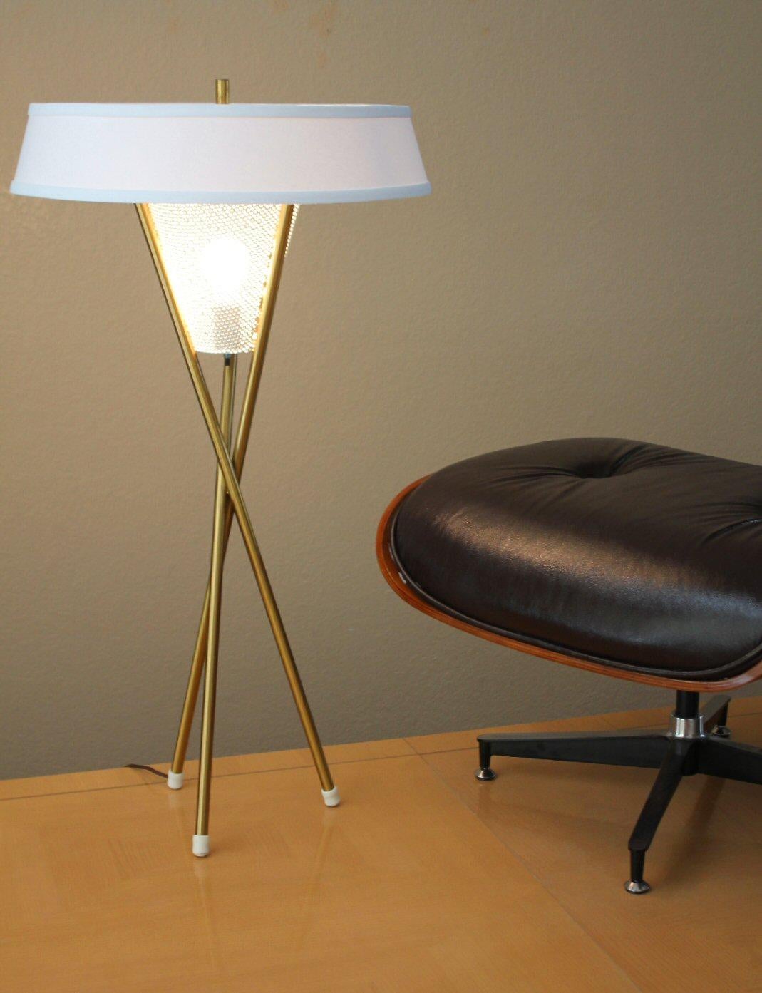 Style Lightolier personnalisé
Lampe de lecture sur pied tripode
Laiton et lin

À la manière de Gerald Thurston

MAGNIFIQUE !


Voici un merveilleux lampadaire de lecture sur trépied personnalisé de style Lightolier !  Cette lampe a été fabriquée sur
