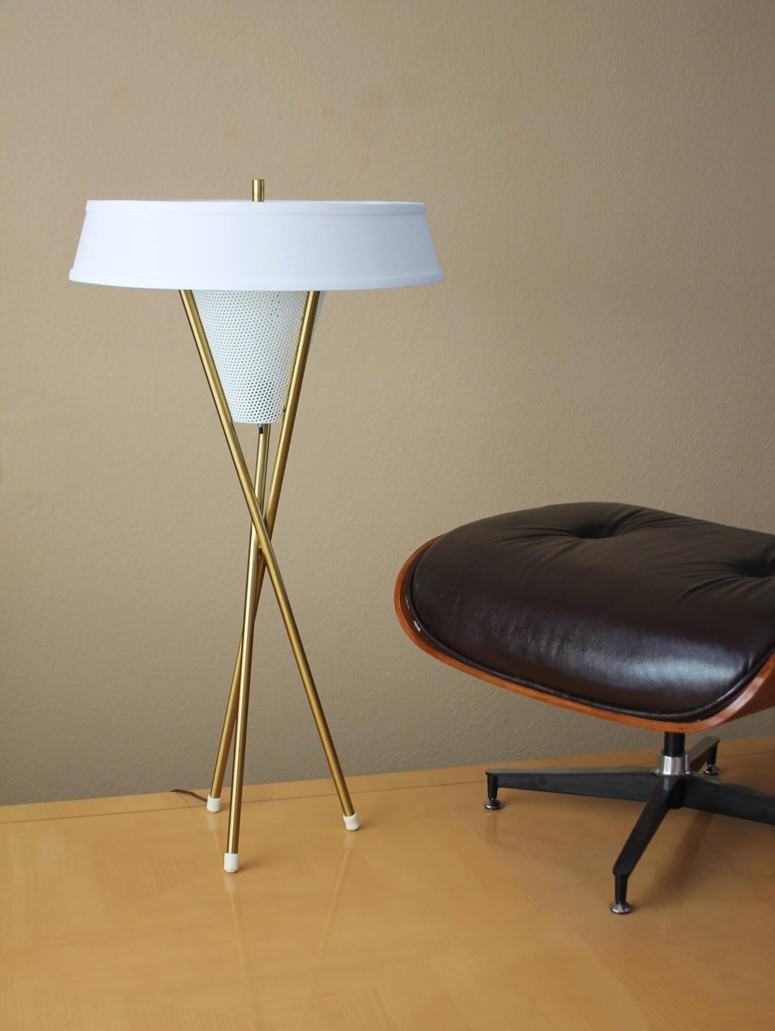 Mid-Century Modern Lampadaire tripode Lightolier moderne du milieu du siècle dernier, d'après Gerald Thurston MCM en vente