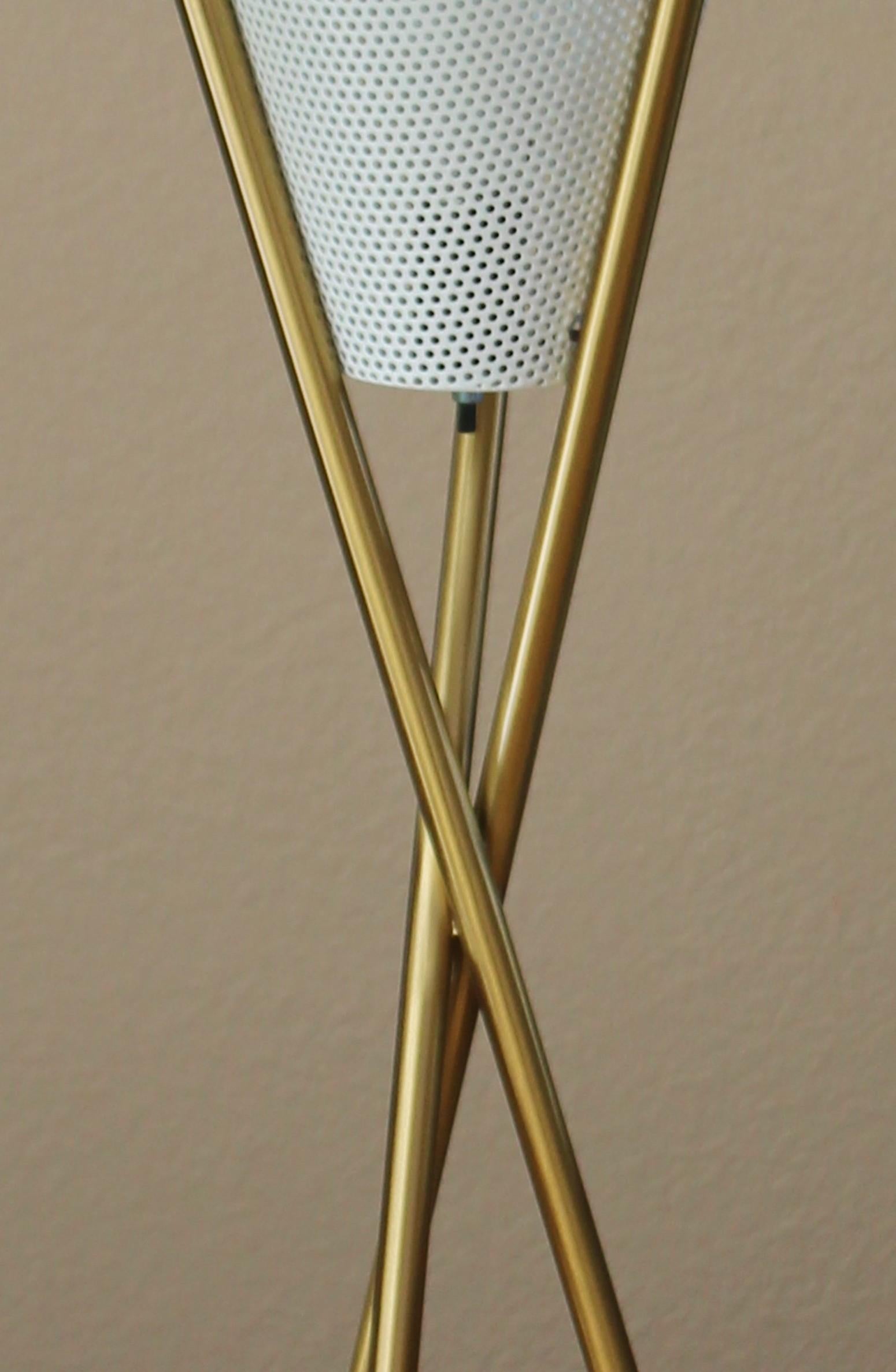 Fait main Lampadaire tripode Lightolier moderne du milieu du siècle dernier, d'après Gerald Thurston MCM en vente
