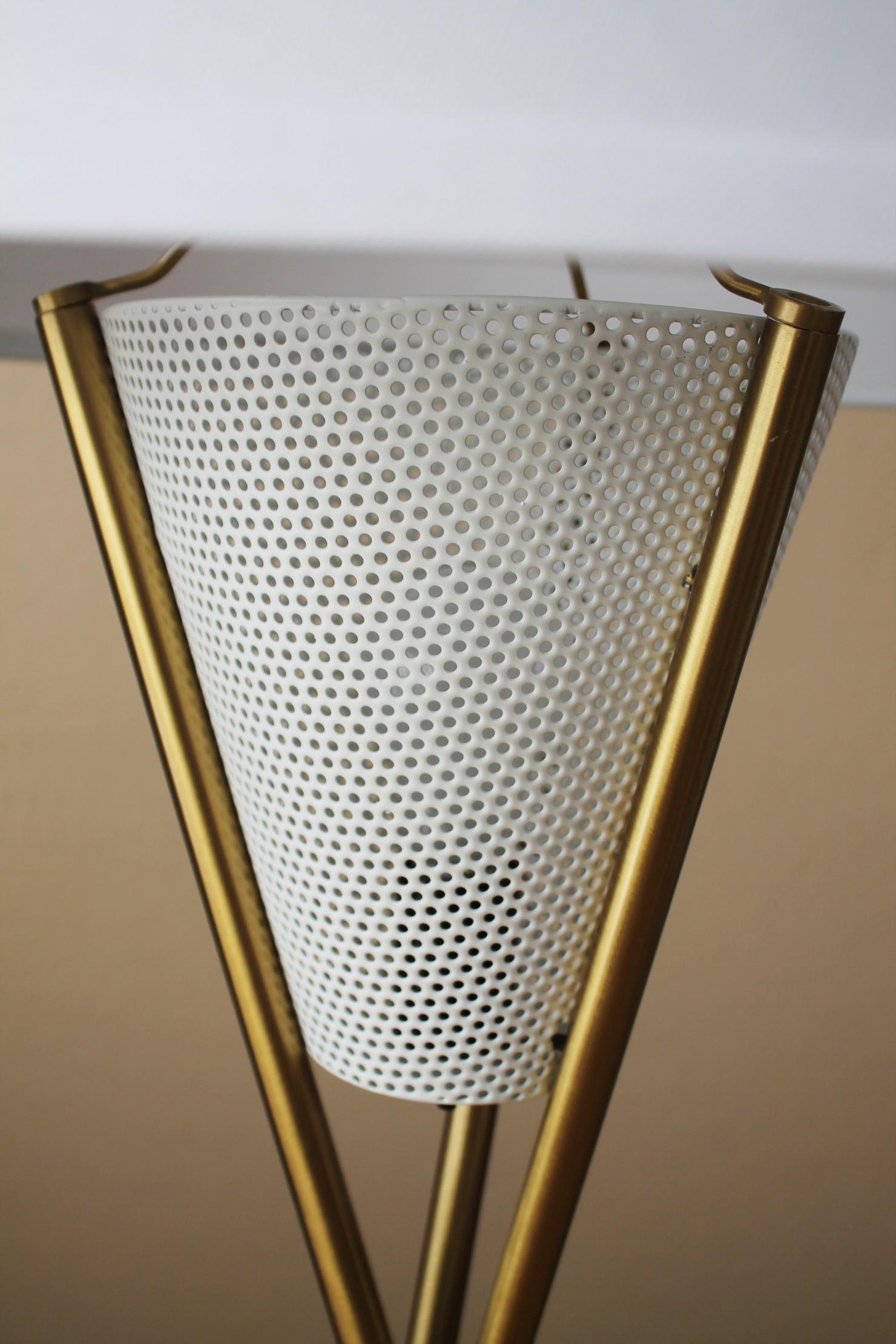 Lampadaire tripode Lightolier moderne du milieu du siècle dernier, d'après Gerald Thurston MCM Bon état - En vente à Peoria, AZ