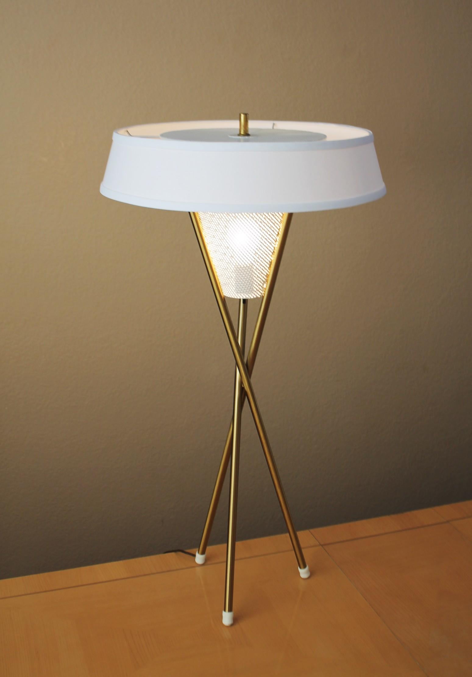 20ième siècle Lampadaire tripode Lightolier moderne du milieu du siècle dernier, d'après Gerald Thurston MCM en vente