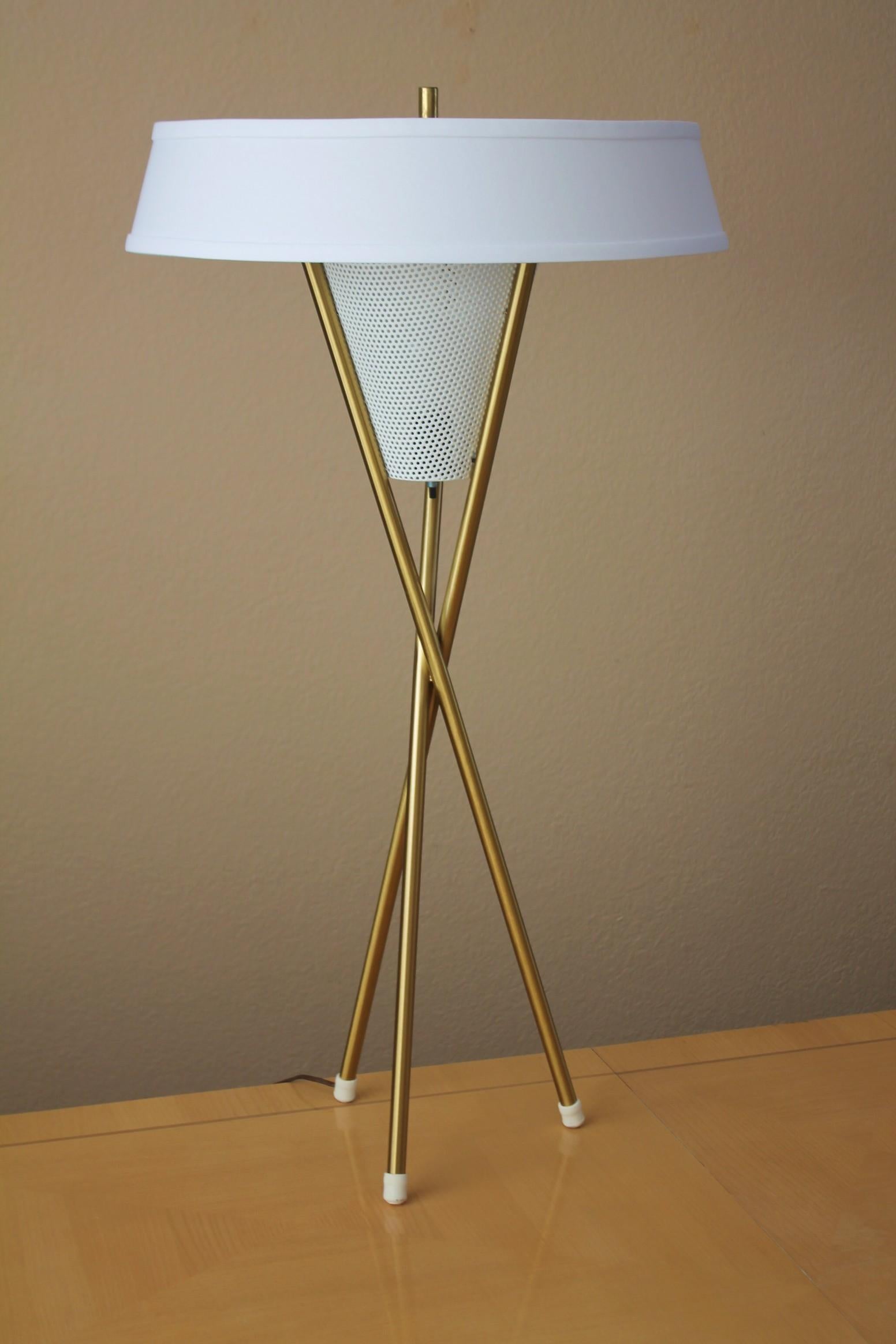 Lampadaire tripode Lightolier moderne du milieu du siècle dernier, d'après Gerald Thurston MCM en vente 1