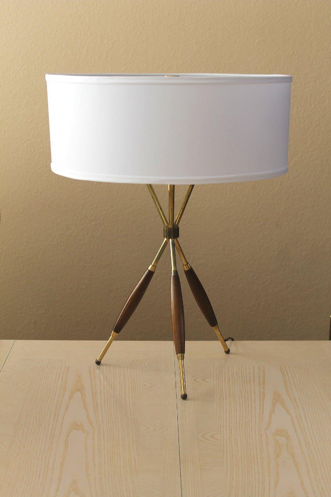 MAGNIFICENT!

Lightolier
Tripod Table Lamp
Brass & Walnut

Gerald Thurston Designer

1954

Here is a marvelous Mid Century Modern Icon!  The 1954 Tripod Brass & Walnut Table Lamp by Gerald Thurston and manufactured by Lightolier!

Here's how it was