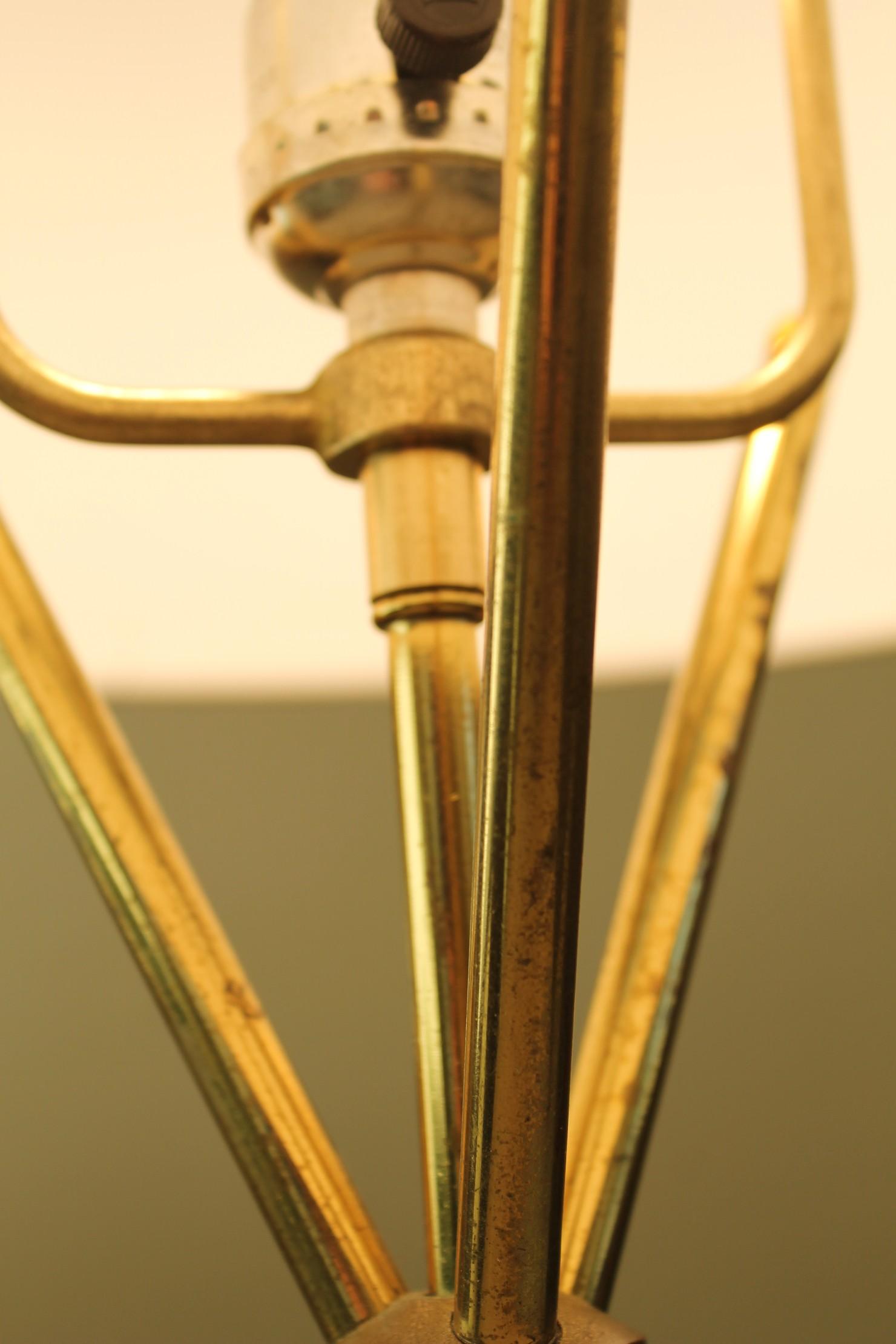 Mid-Century Modern Lightolier Dreibein-Tischlampe Gerald Thurston 1954 „Profile“ (Metall) im Angebot