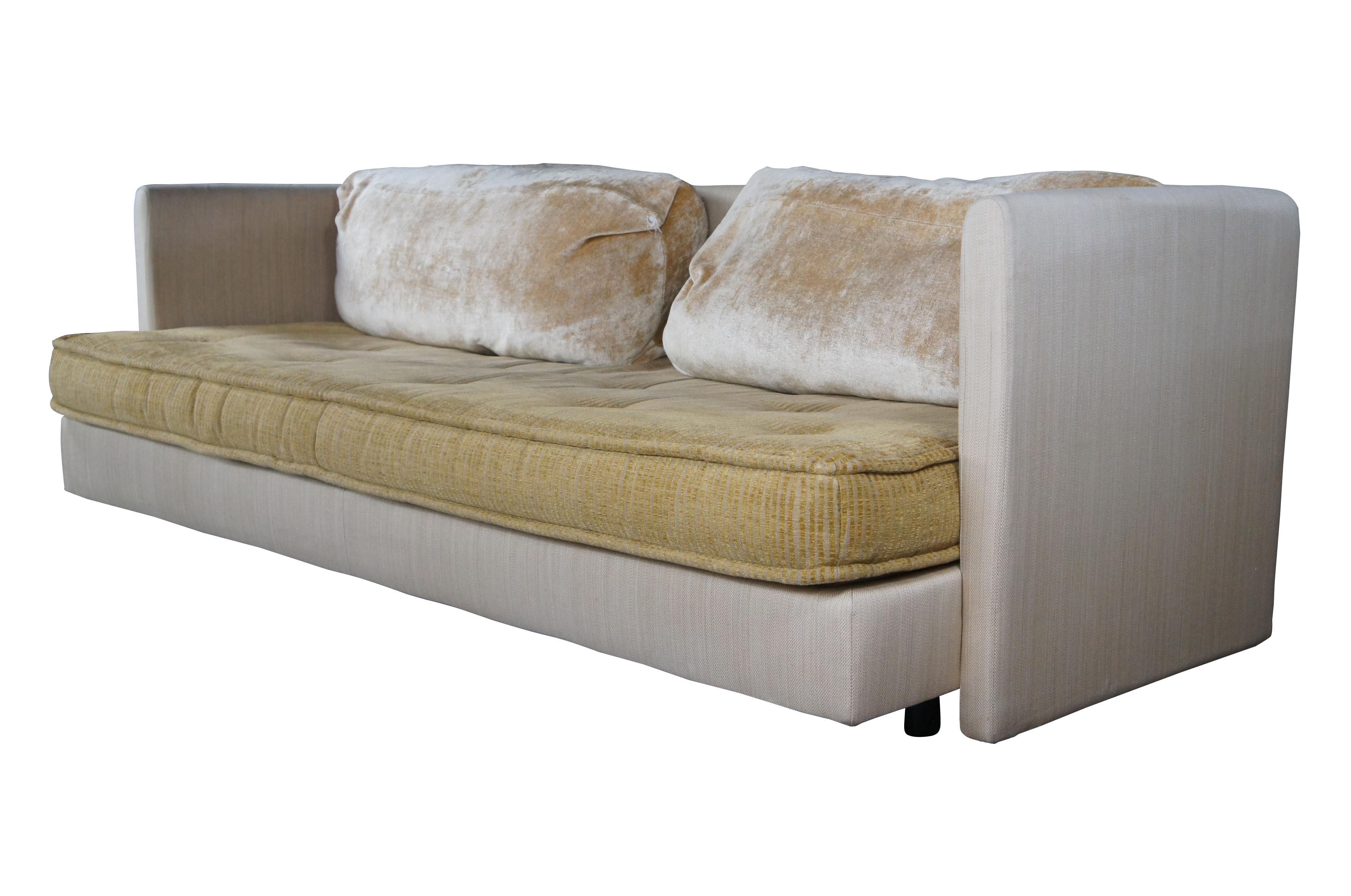 Ligne Roset ist ein Familienunternehmen, das für sein modernes Design bekannt ist. Dieses wunderschöne Sofa ist ein Beispiel dafür. Der geschmackvolle Bezug aus einem Baumwoll-Leinen-Gemisch und Alcantara-Veloursleder bietet einen weichen Griff und