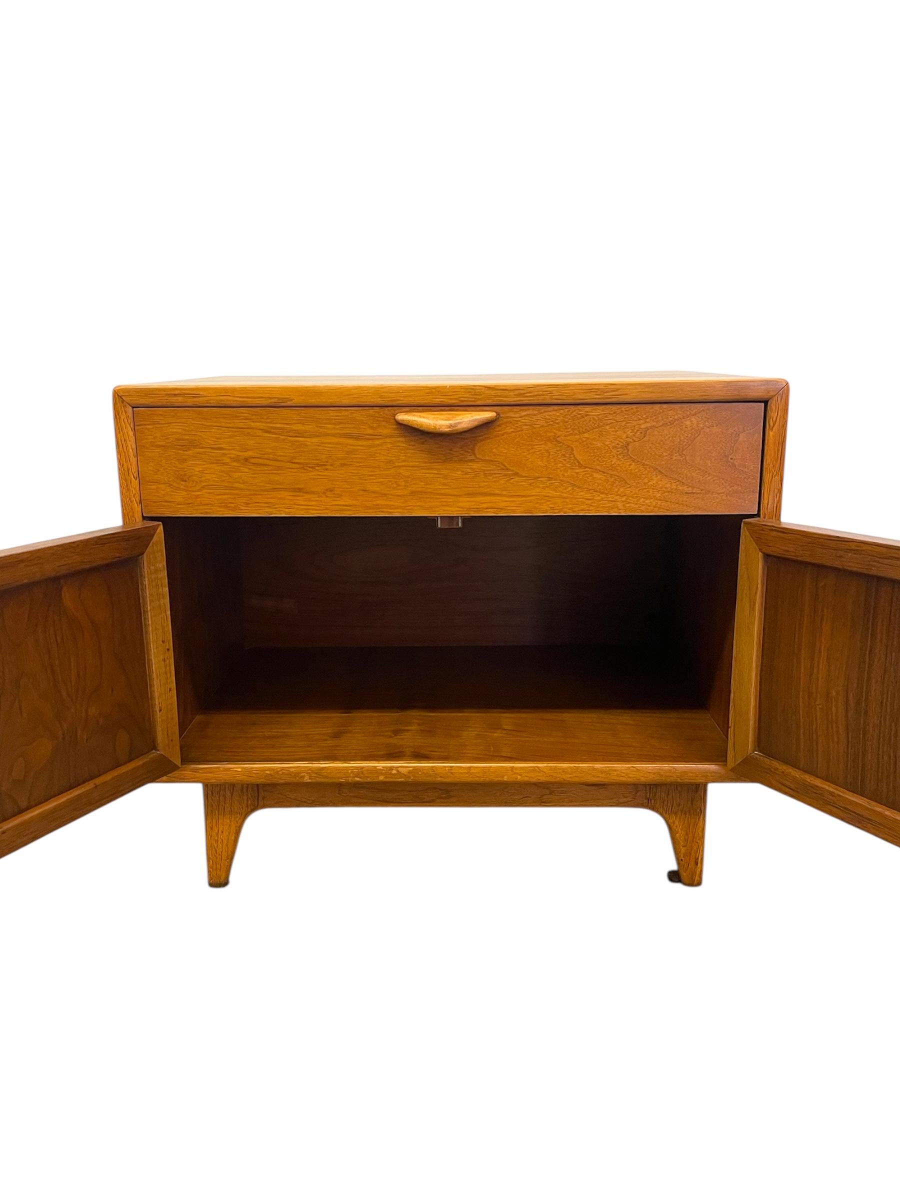 Mid-Century Modern Likely Oak Woven Front Cabinet by Lane Furniture. For Sale 4