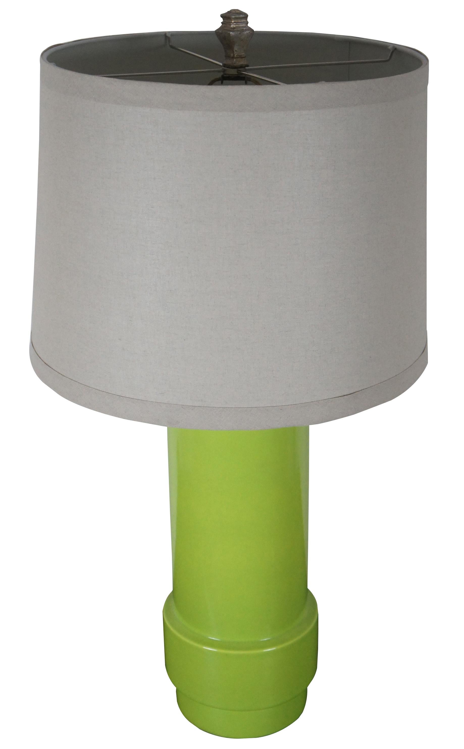 Mid-Century Modern lime green porcelain table lamp with linen shade and resin finial.

Measures: 7” x 22.25” / Shade - 18” x 13” / Height to top of finial – 34” (Diameter x Height).