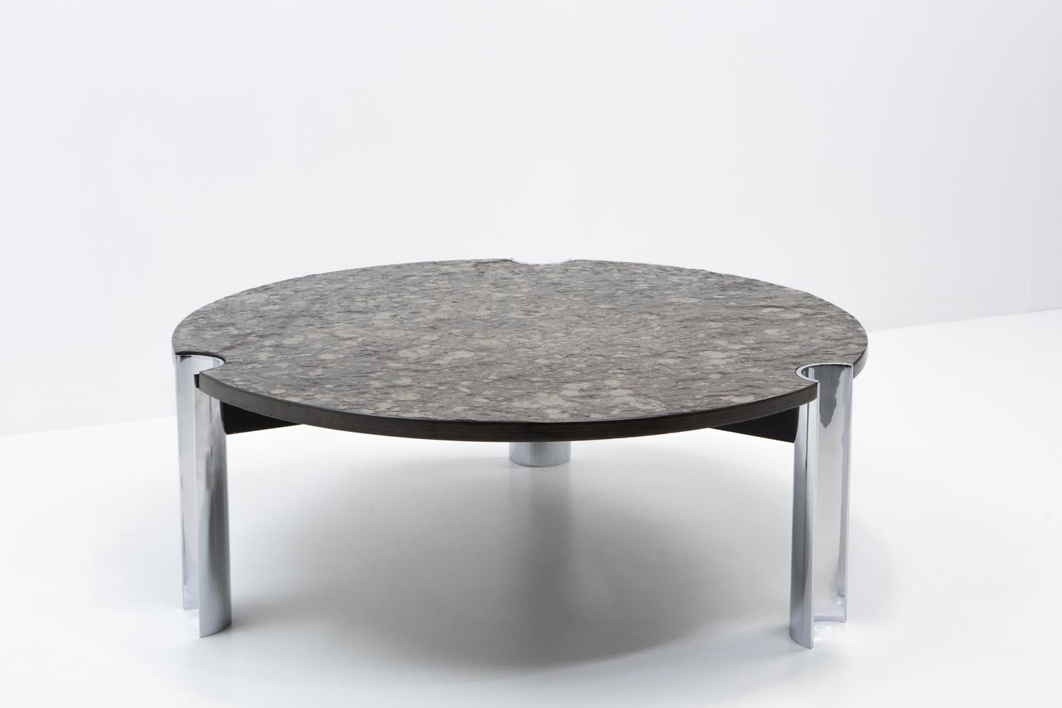 Mid Century Modern Limestone and Chrome Coffee Table with Fossils, c. 1970s Suizo en venta