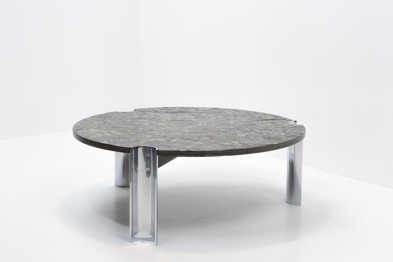Mid Century Modern Limestone and Chrome Coffee Table with Fossils, c. 1970s en Bueno estado para la venta en Renens, CH