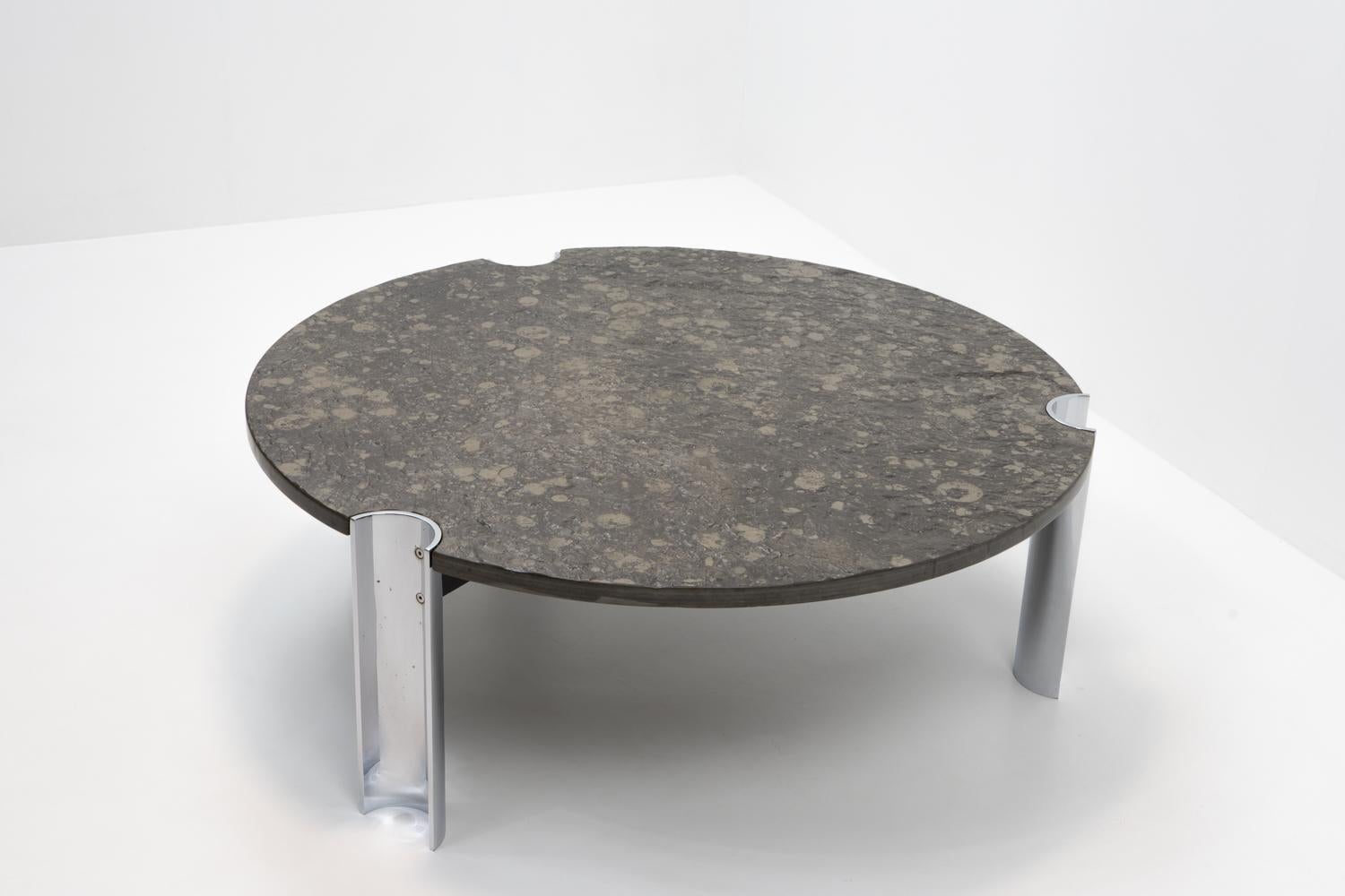 Mid Century Modern Limestone and Chrome Coffee Table with Fossils, c. 1970s finales del siglo XX en venta