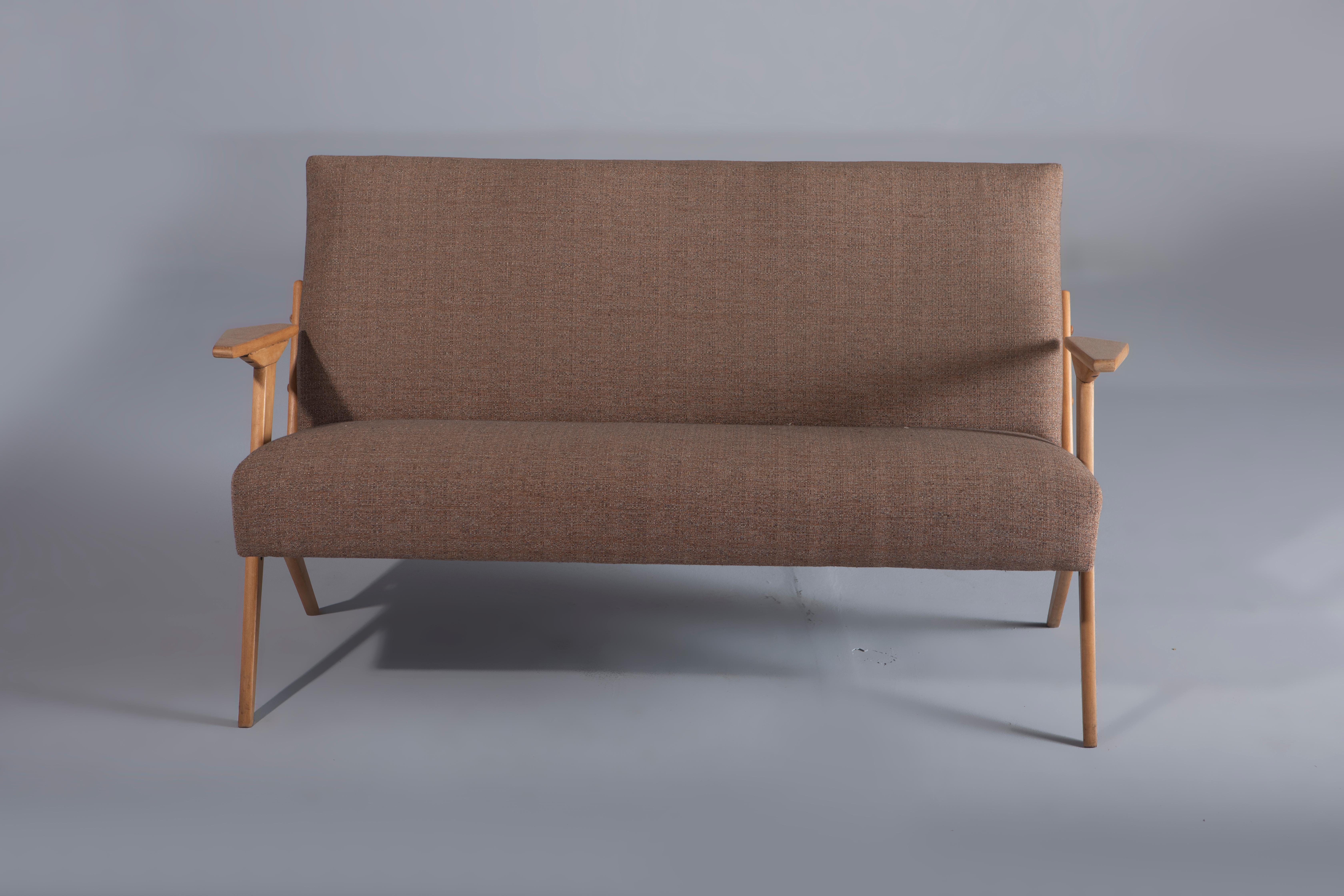 Mid-Century Modern 'Linha Z' Lounge Sofa by José Zanine Caldas, Brazil, 1950s

This 'Linha Z' sofa, made of solid wood structure, and upholstered with fabric, stands out with its architectural silhouette, reminiscent of the letter 'Z.' 
The