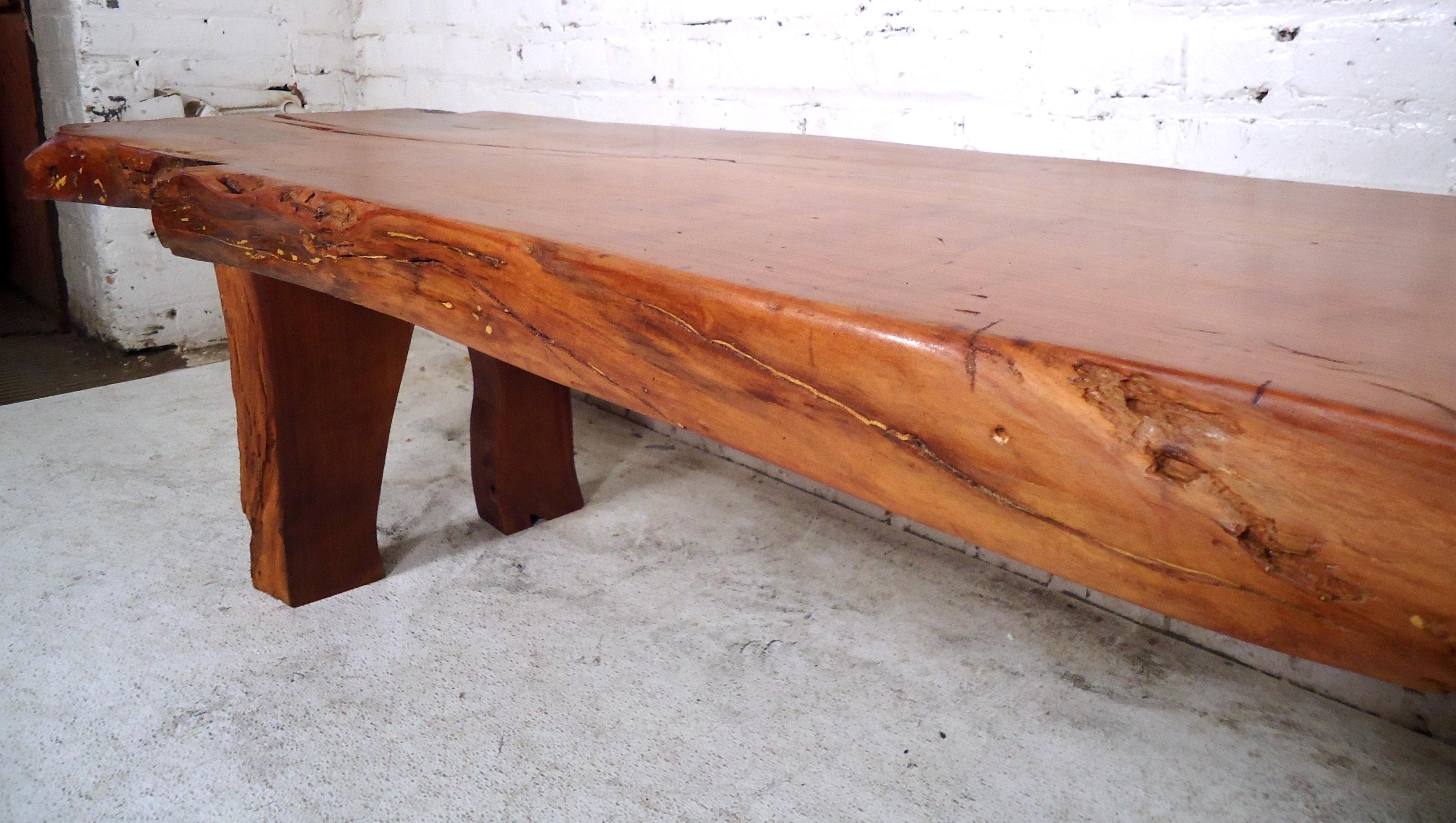 Mid-Century Modern Live Edge Couchtisch (Holz) im Angebot