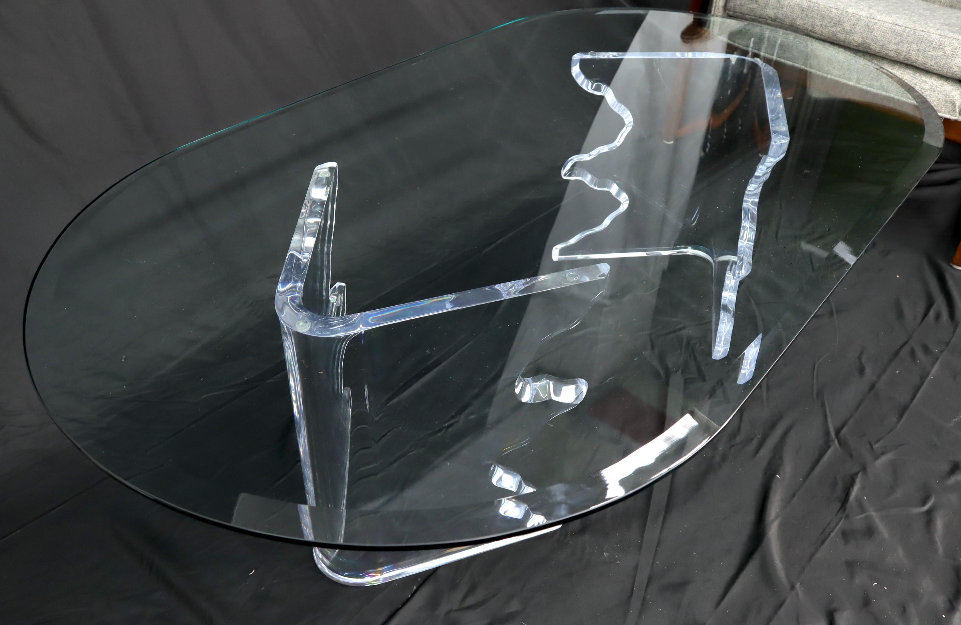 Table basse ovale moderne mi-siècle avec base en lucite Live Edge pour piste de course en vente 2