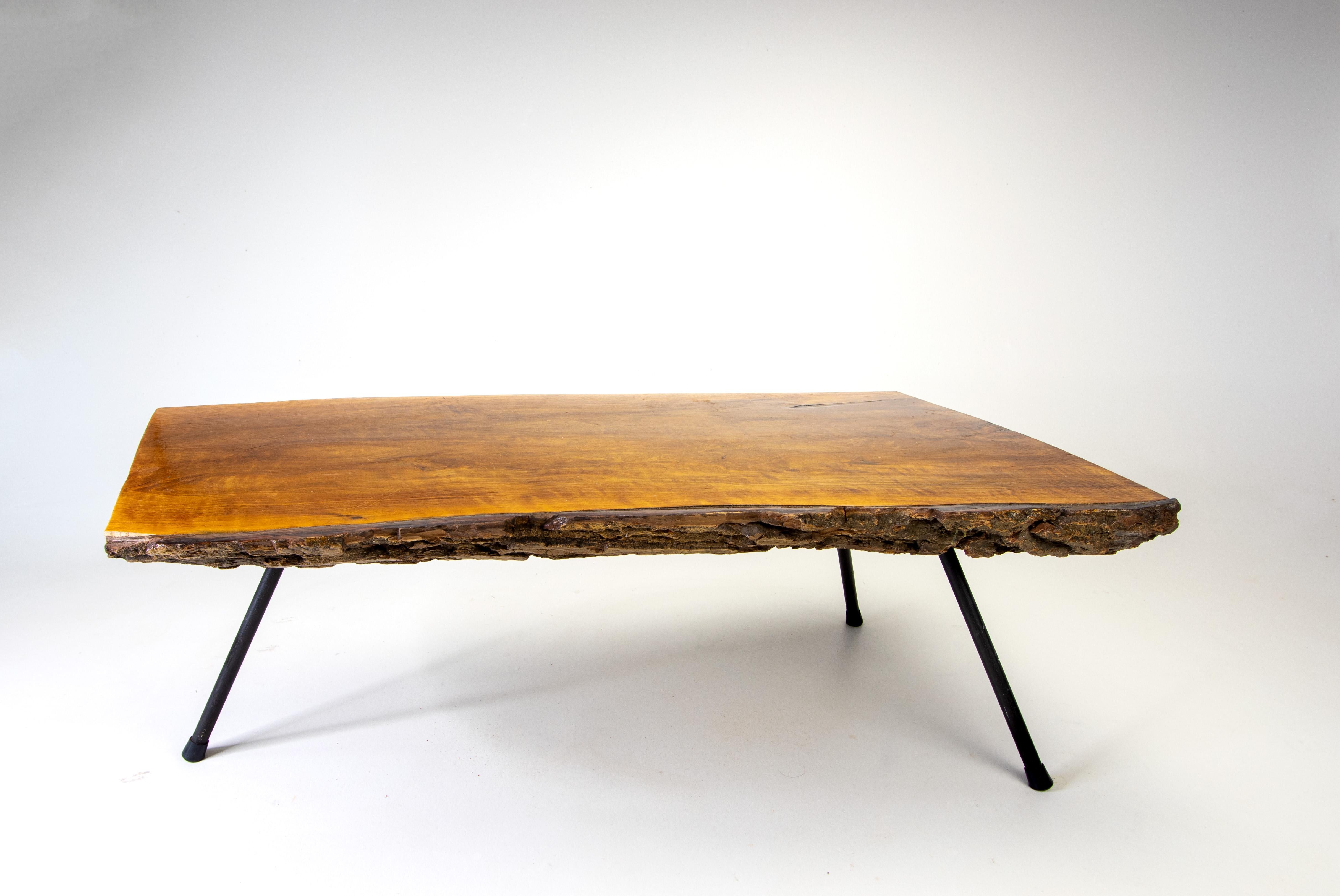 Mid-Century Modern Table basse moderne du milieu du siècle dernier en pin à bord vif d'après Carl Aubock, pieds en fer en vente