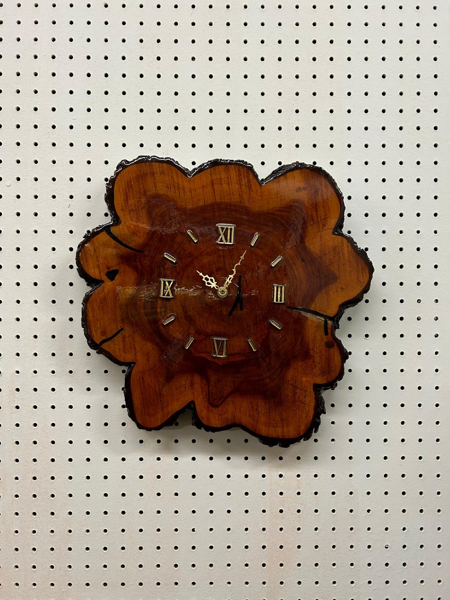 This mid century modern wall clock features unique live edge face made from redwood and brass accented Roman numerals and clock mechanics. l

Dimensions: 15w 2d 16.5h

Condition notes: Roman numerals are glued and sealed on the clock face. Light