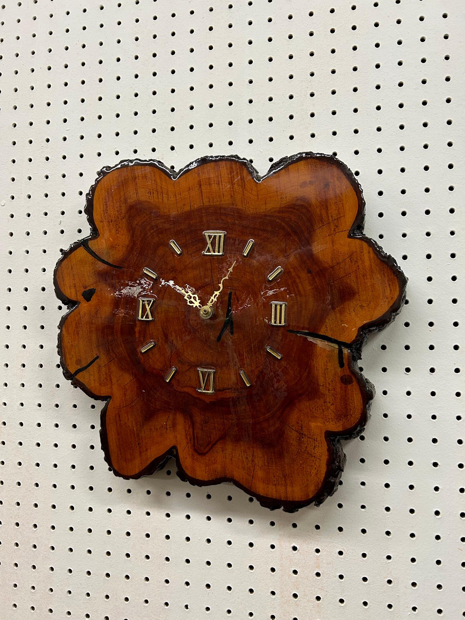 Mid century modern live edge wall clock with brass hardware In Excellent Condition In Freehold, NJ