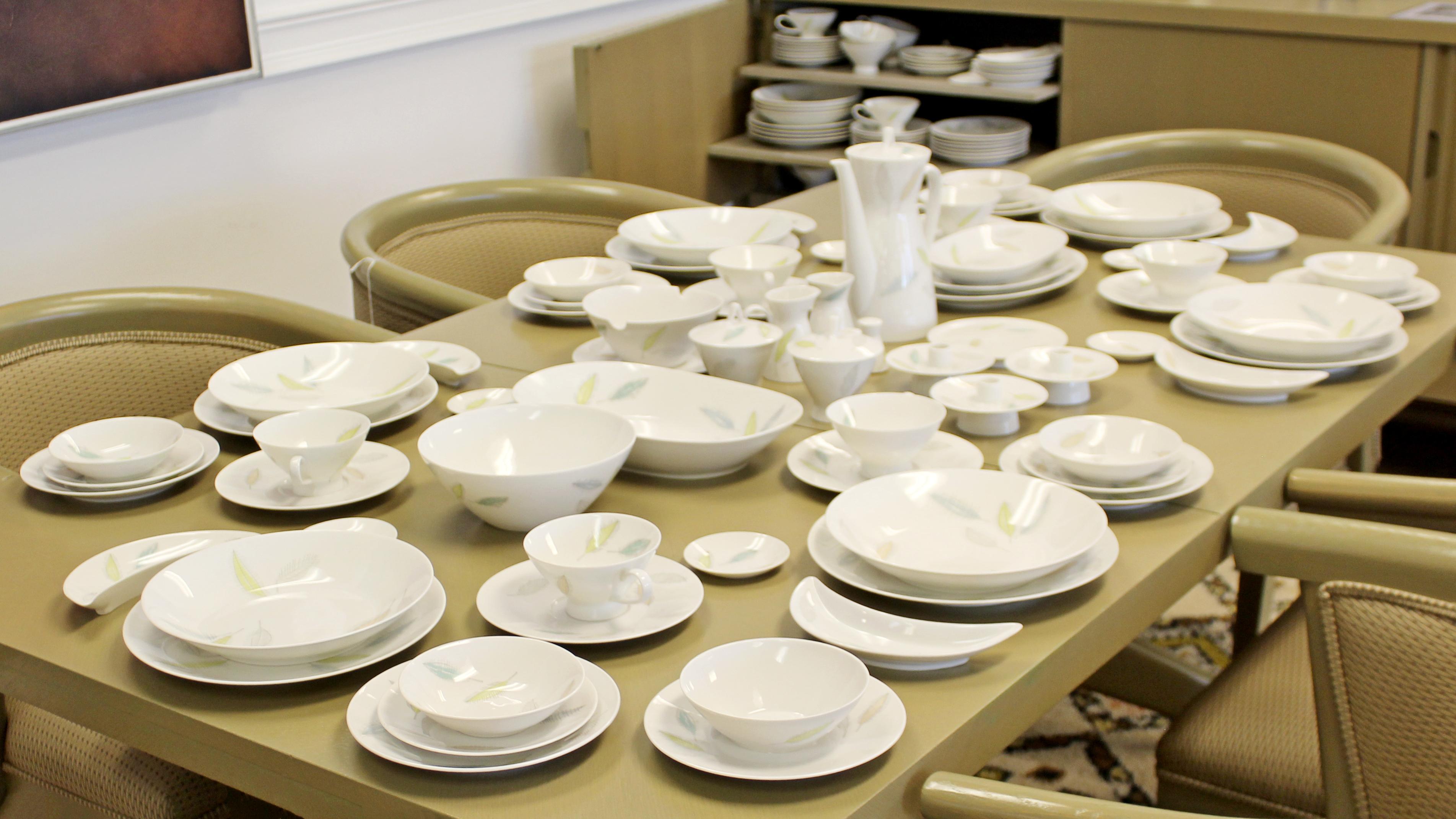 Mid-Century Modern Loewy Rosenthal Porcelain Dinnerware Form 2000 Colored Leaves In Good Condition In Keego Harbor, MI