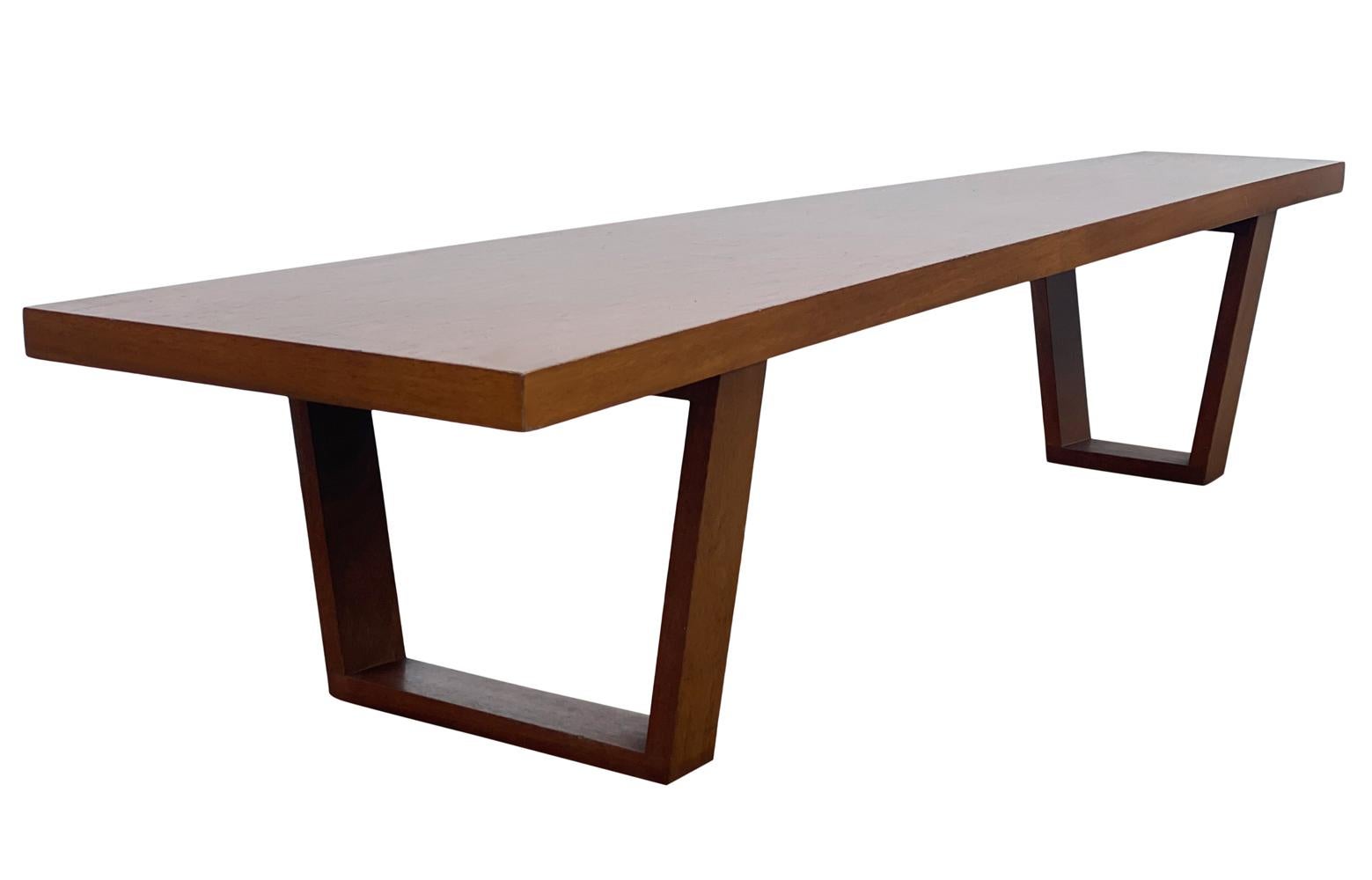 Acajou Table basse ou banc long en bois asymétrique moderne du milieu du siècle dernier en vente