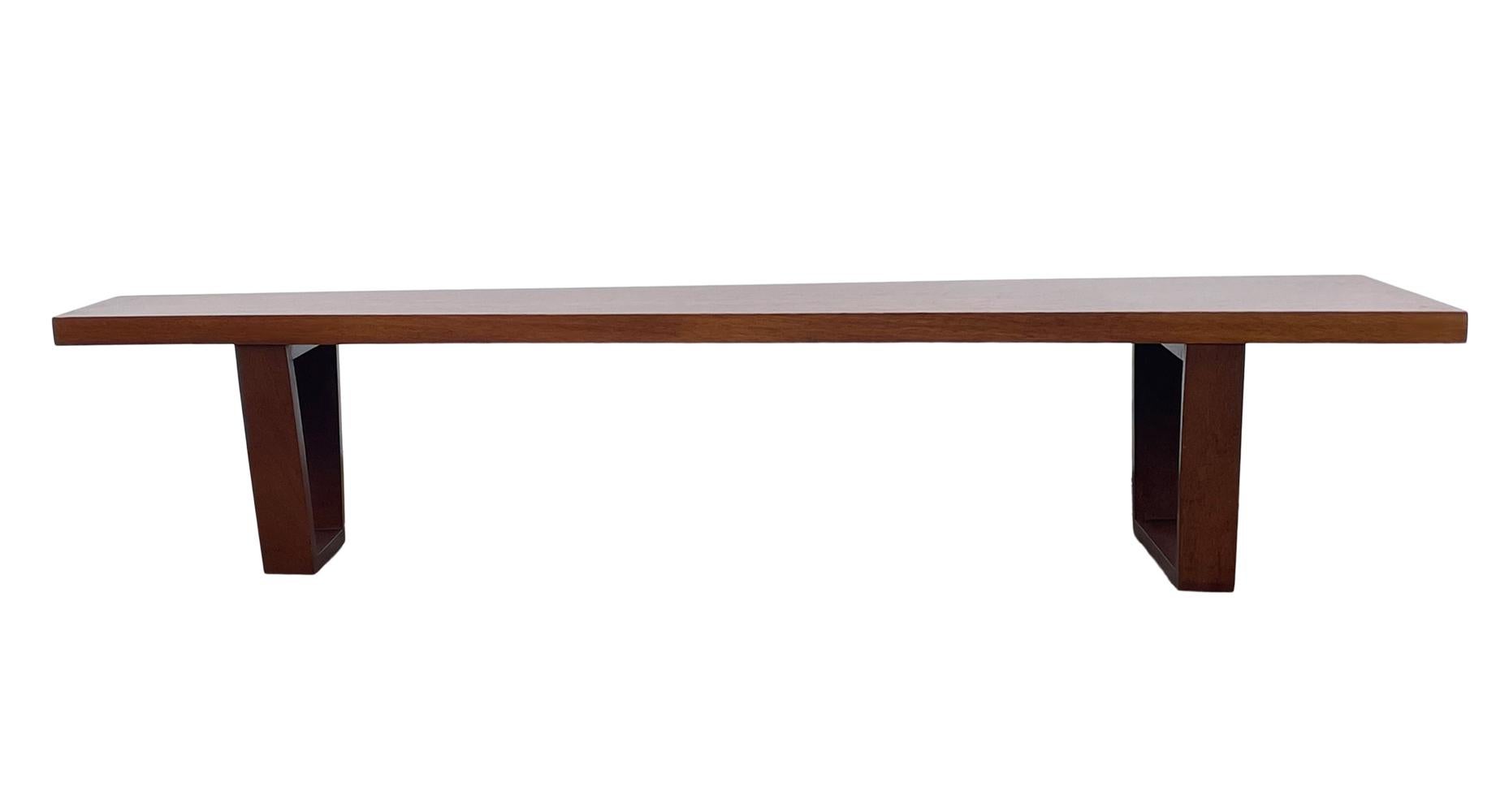 Table basse ou banc long en bois asymétrique moderne du milieu du siècle dernier en vente 1