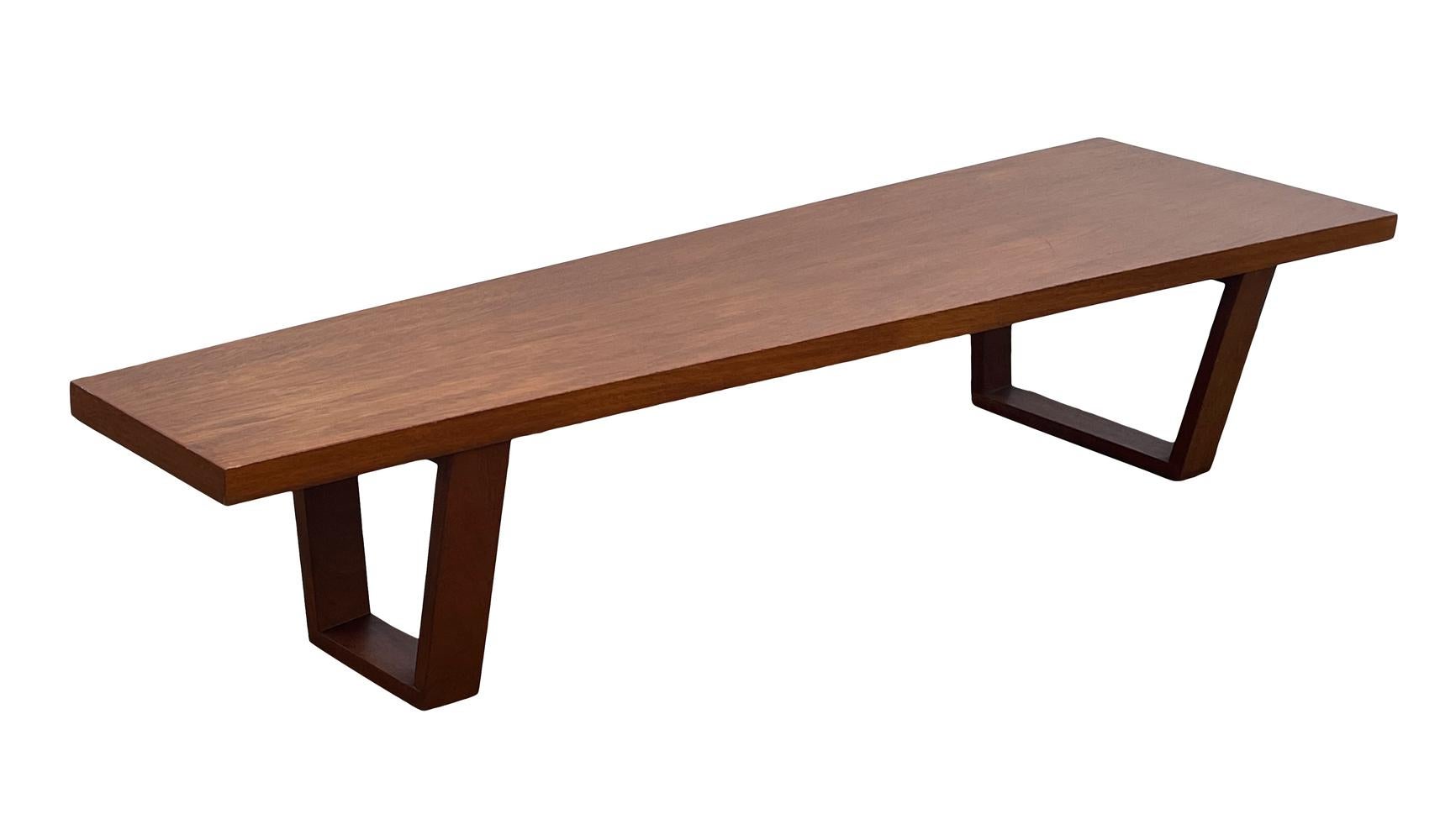 Table basse ou banc long en bois asymétrique moderne du milieu du siècle dernier en vente 2