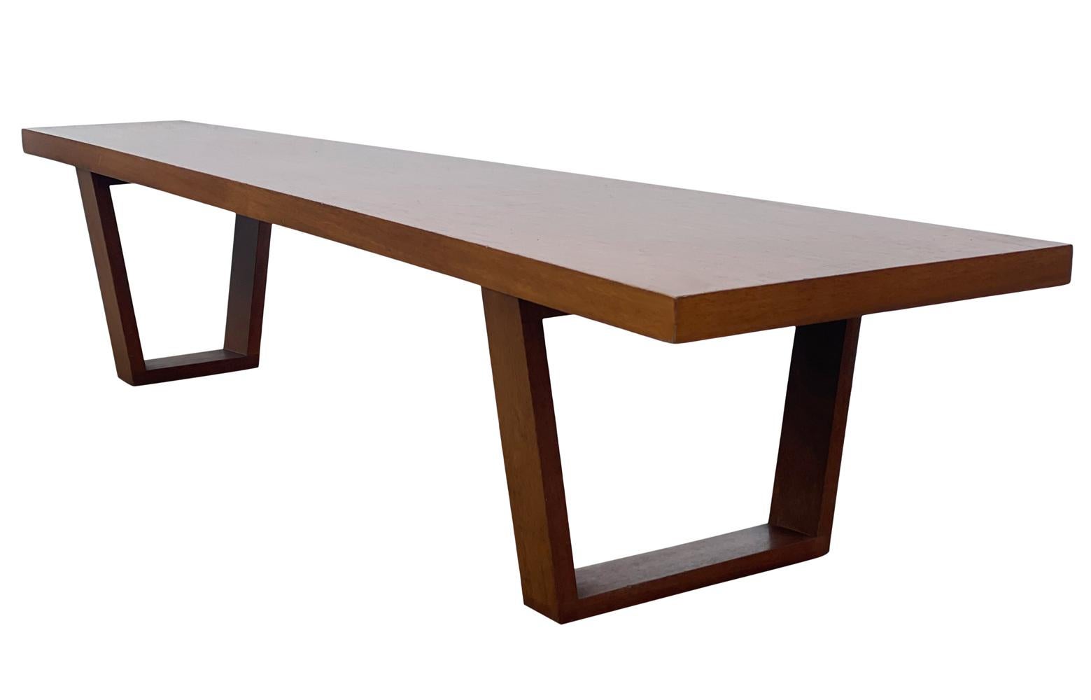 Langer asymmetrischer Holz-Couchtisch oder Bank, Mid-Century Modern (Moderne der Mitte des Jahrhunderts) im Angebot