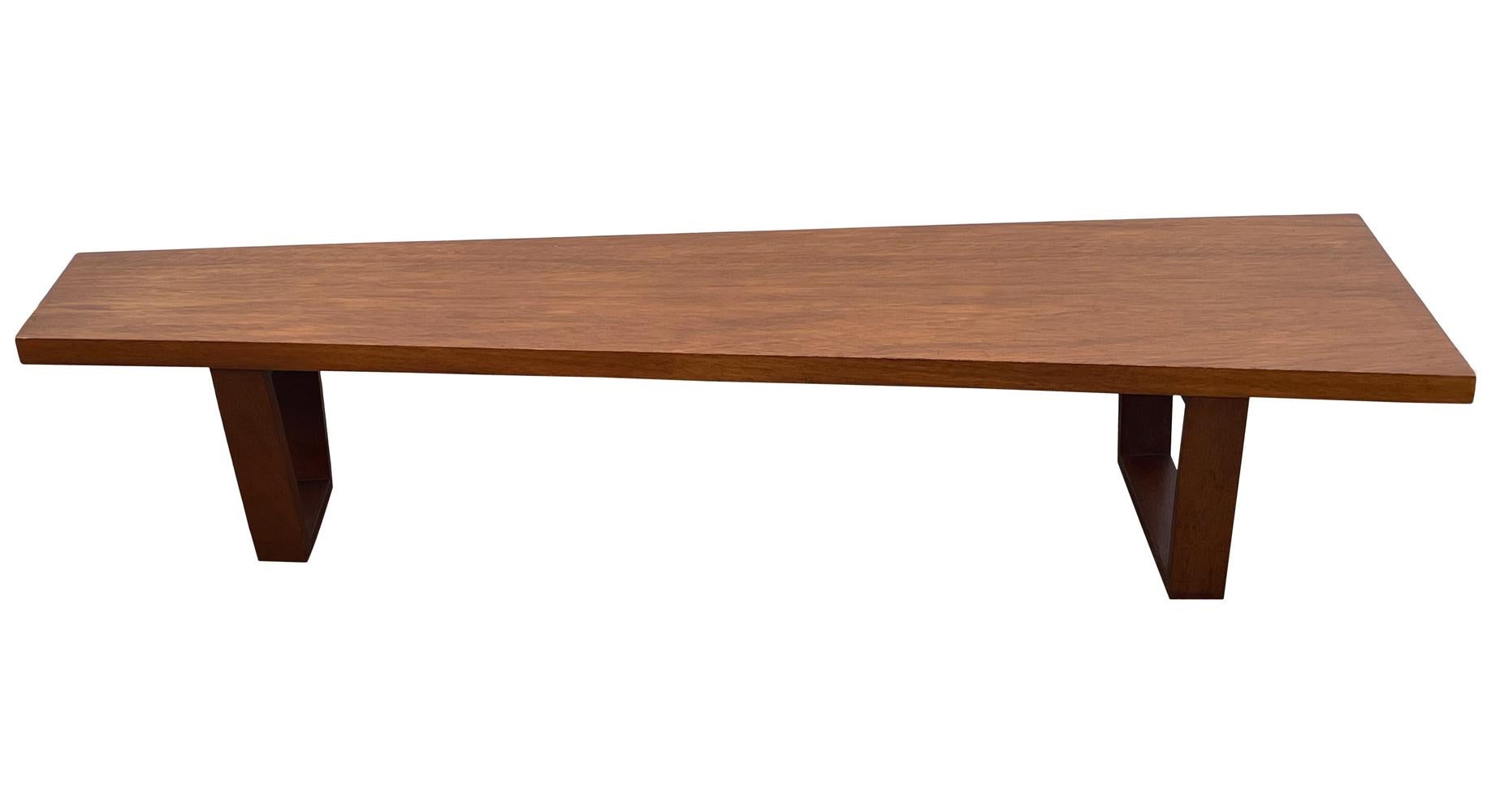 Mid-Century Modern Table basse ou banc long en bois asymétrique moderne du milieu du siècle dernier en vente