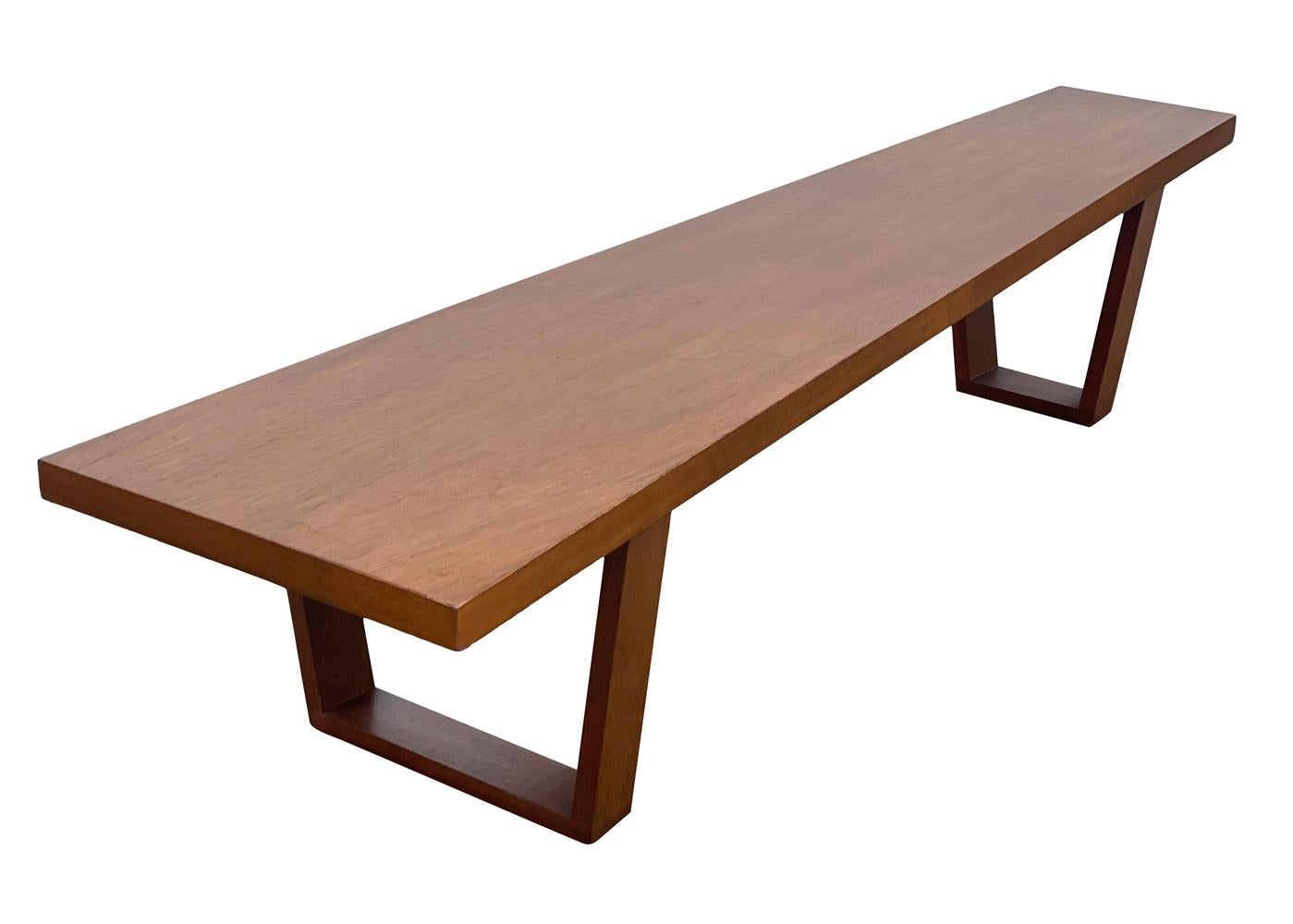 Américain Table basse ou banc long en bois asymétrique moderne du milieu du siècle dernier en vente