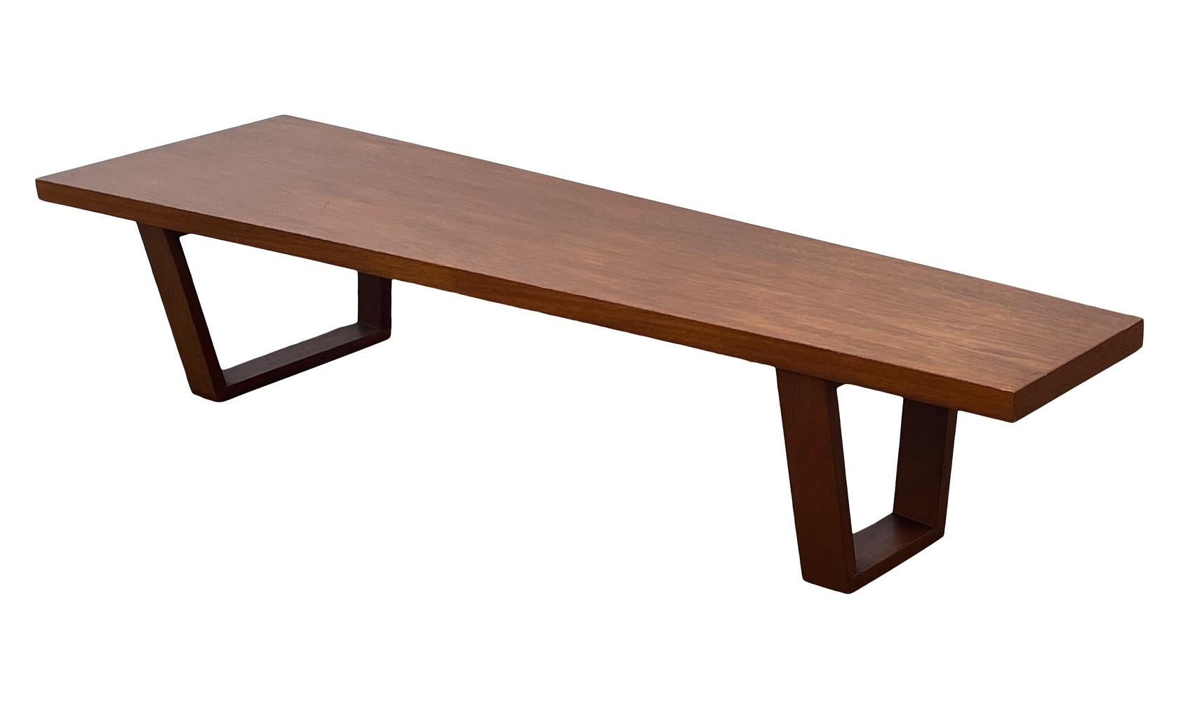 Langer asymmetrischer Holz-Couchtisch oder Bank, Mid-Century Modern (Mahagoni) im Angebot