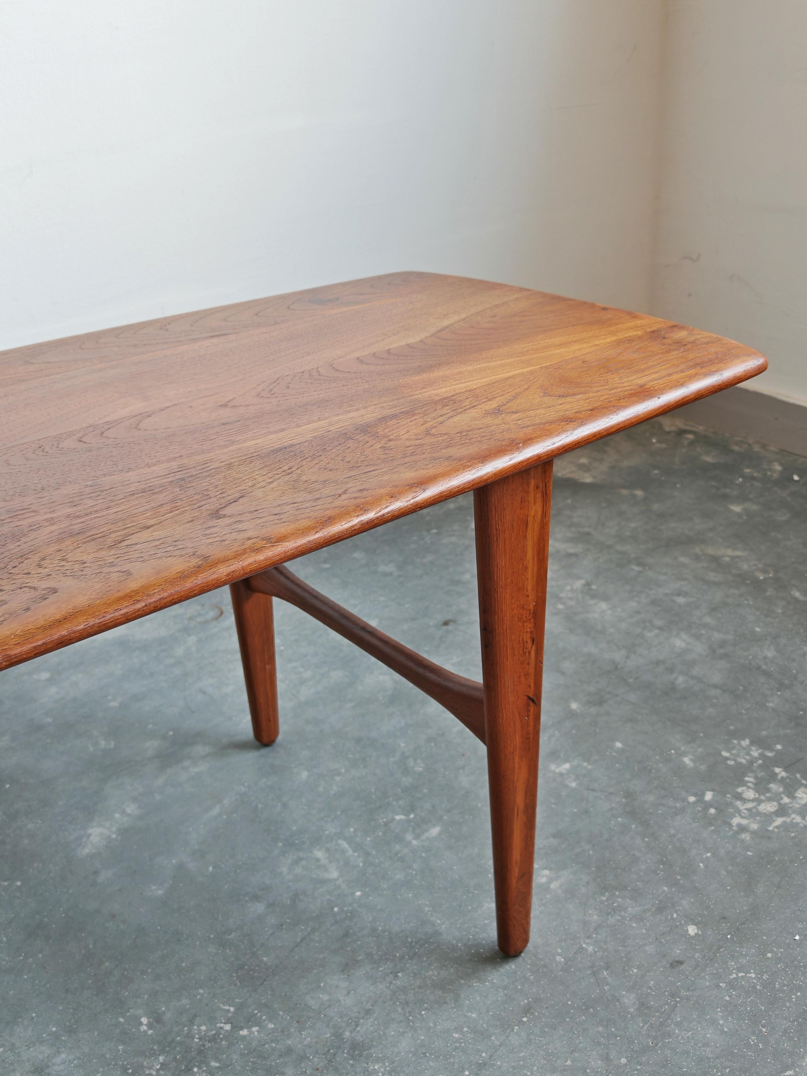 In questa inserzione troverai uno splendido tavolino da caffè o cocktail del Mid Century Modern di Svante Skogh. Il tavolo è realizzato in teak massiccio e presenta bellissimi bordi morbidi e un piano extra lungo adatto ai divani più grandi. Il