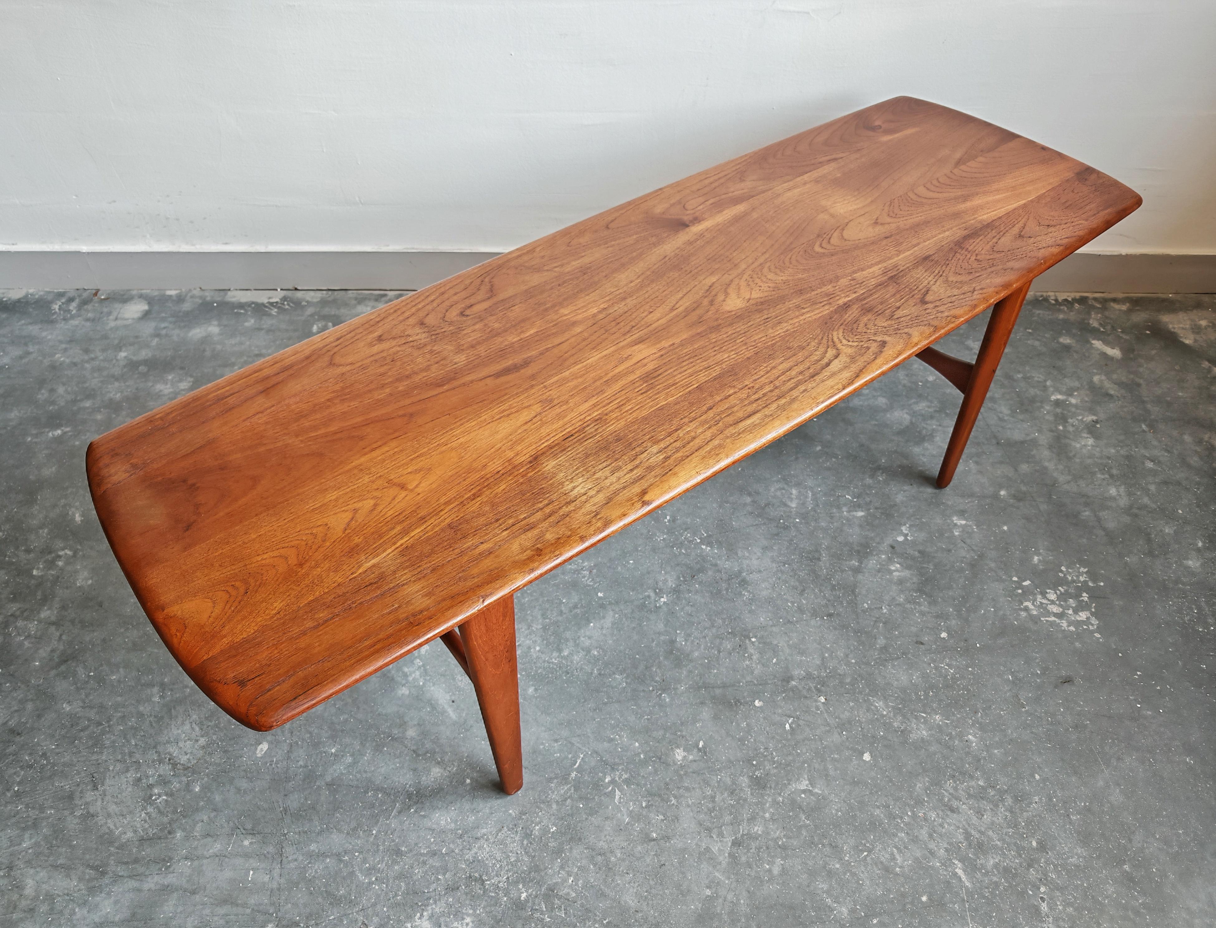 Tavolino lungo in teak massiccio di Svante Skogh, Danimarca 1963 in vendita 1