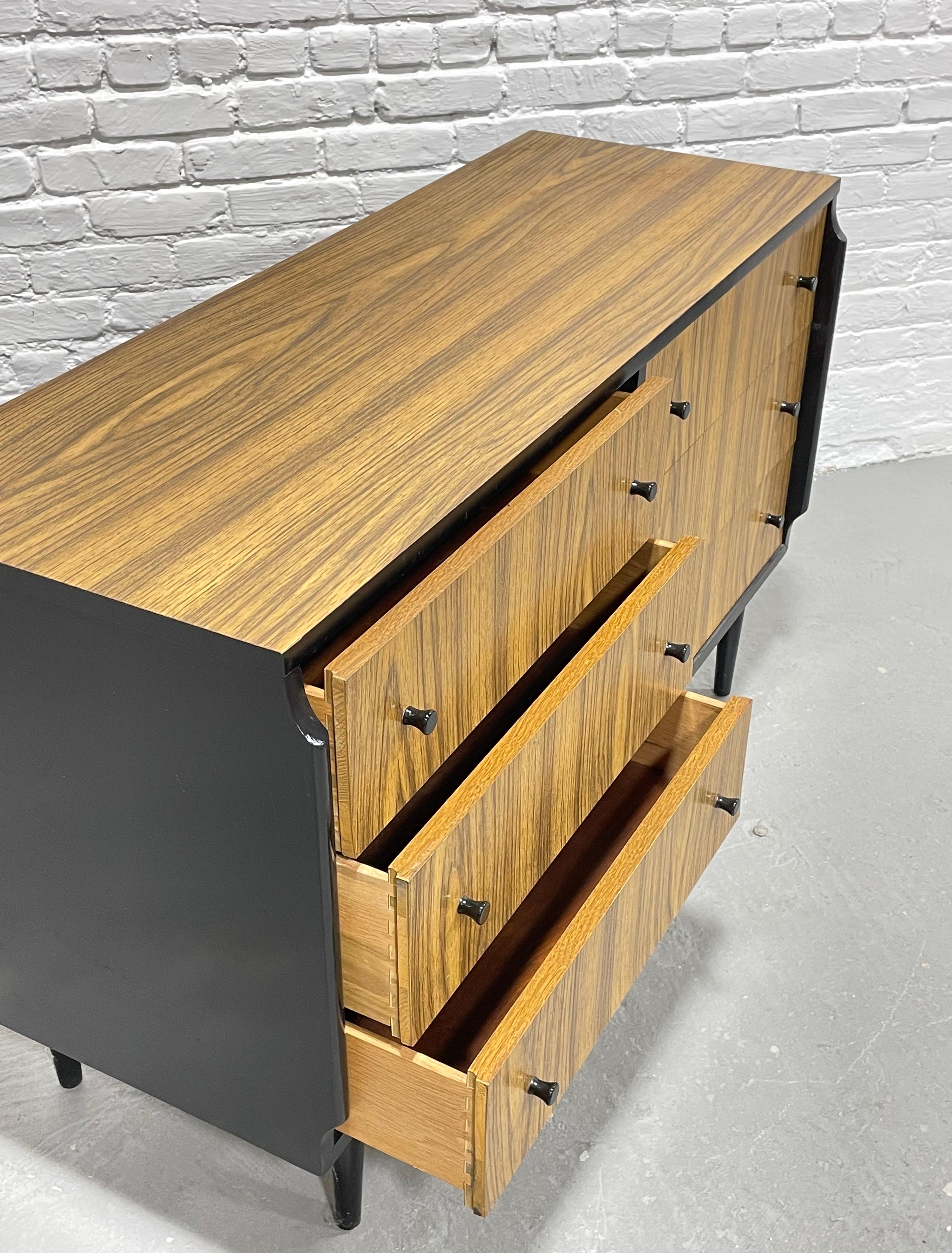 Lange Kommode aus der Mitte des Jahrhunderts von Kent Coffey's Teakway Line, ca. 1960er Jahre im Angebot 3