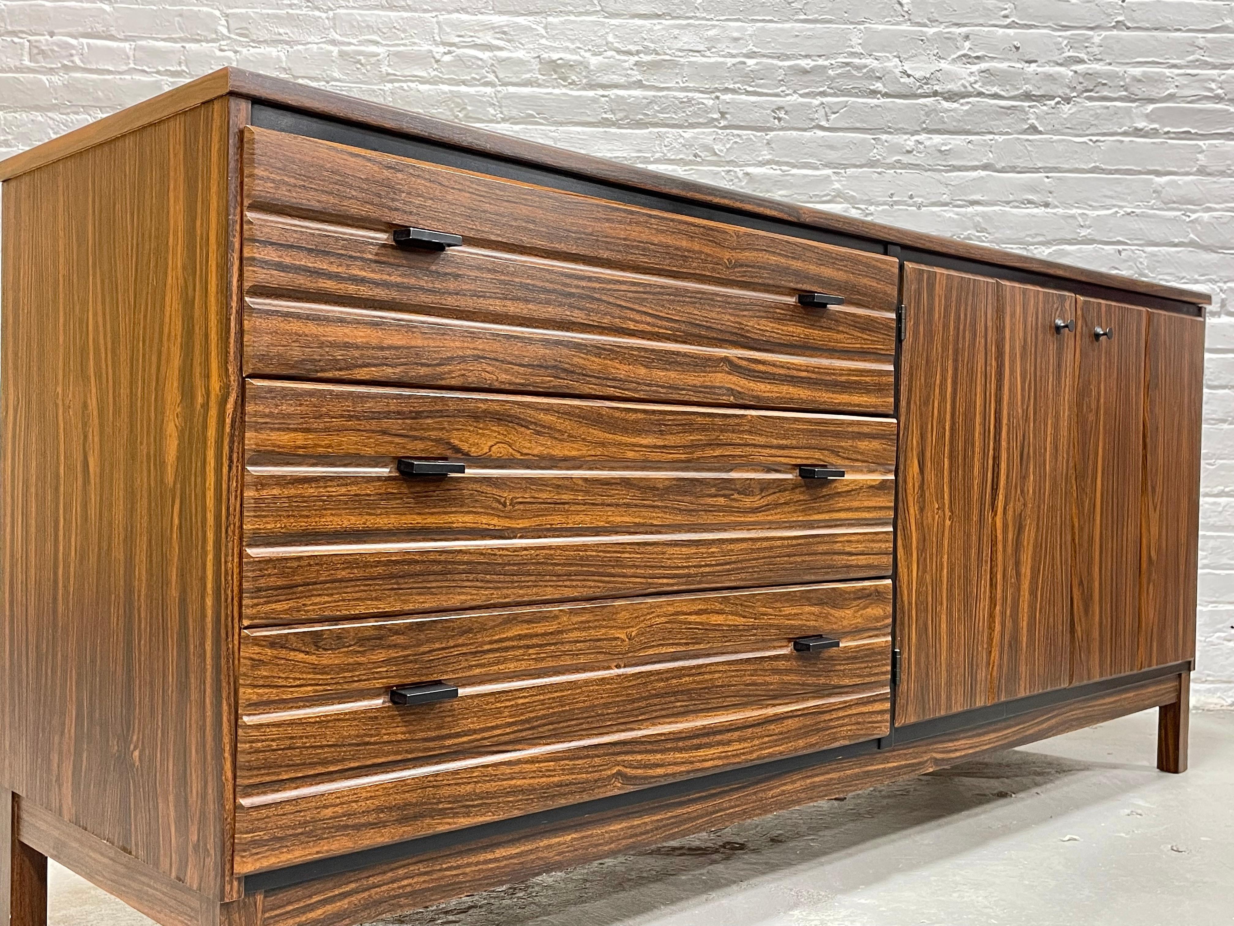 Mid Century Modern Long DRESSER / CREDENZA American of Martinsville, c. 1960's For Sale 5