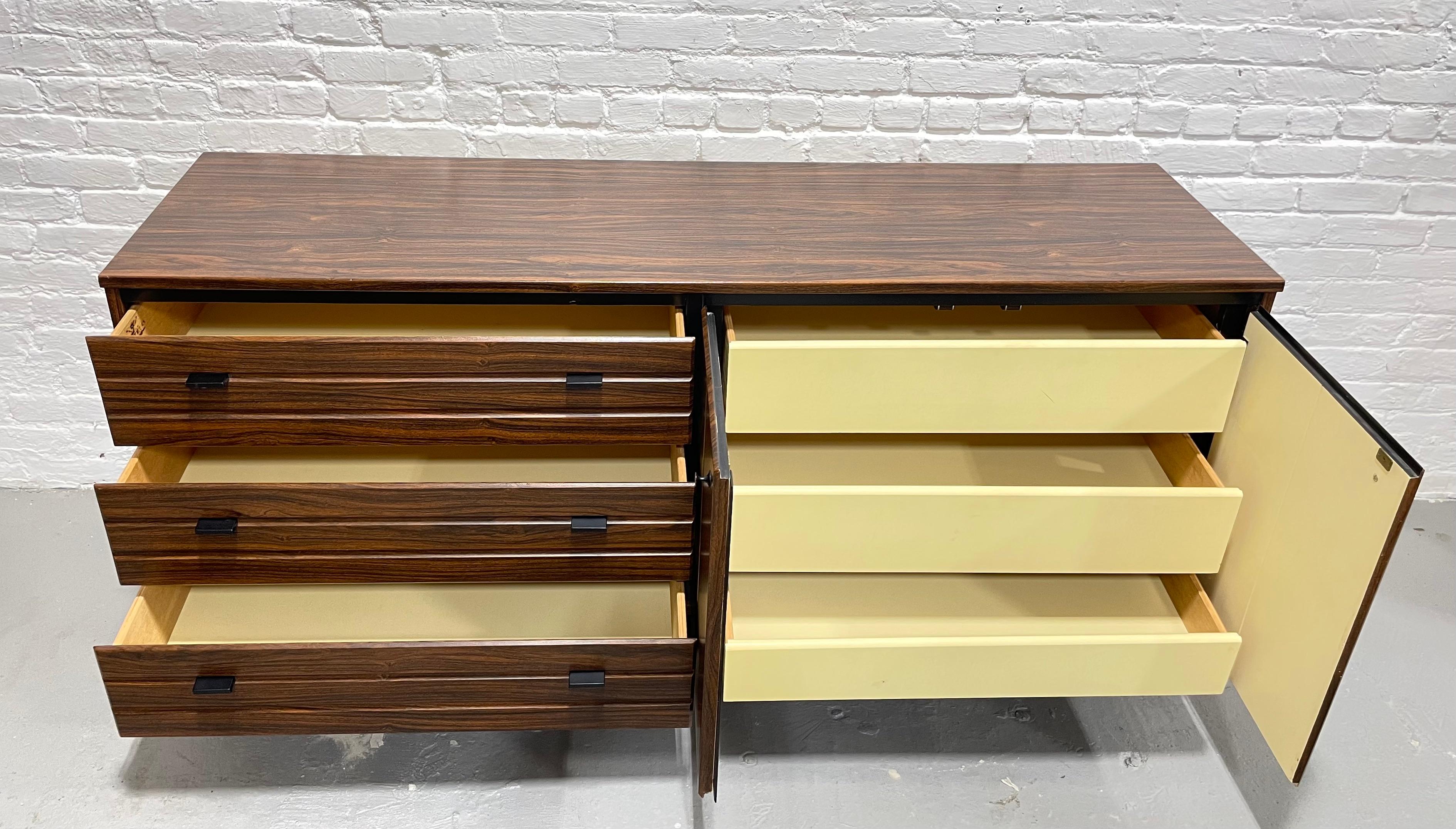 Mid Century Modern Long DRESSER / CREDENZA American of Martinsville, c. 1960's For Sale 6