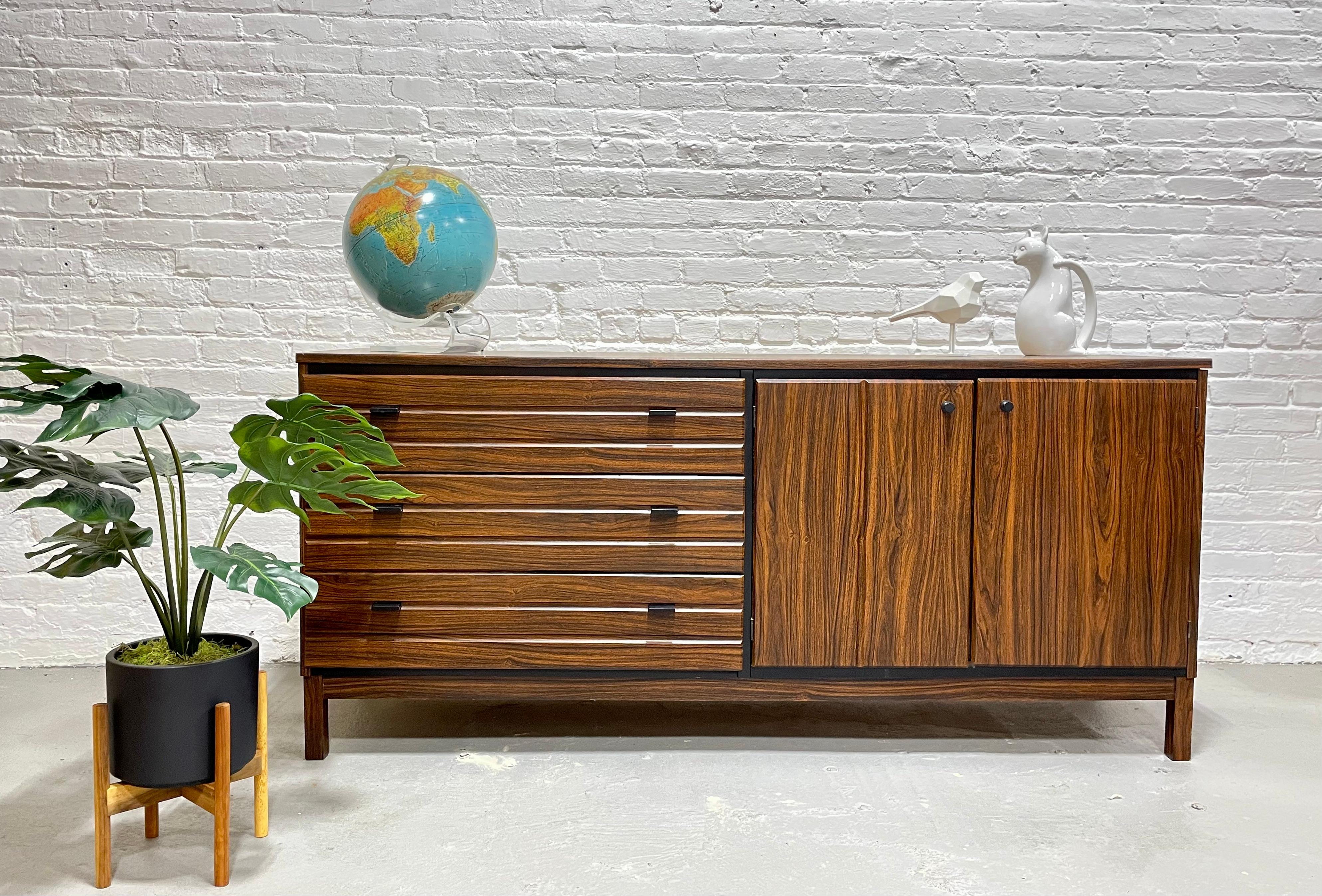 Mid Century Modern Long DRESSER / CREDENZA American of Martinsville, c. 1960's In Good Condition For Sale In Weehawken, NJ