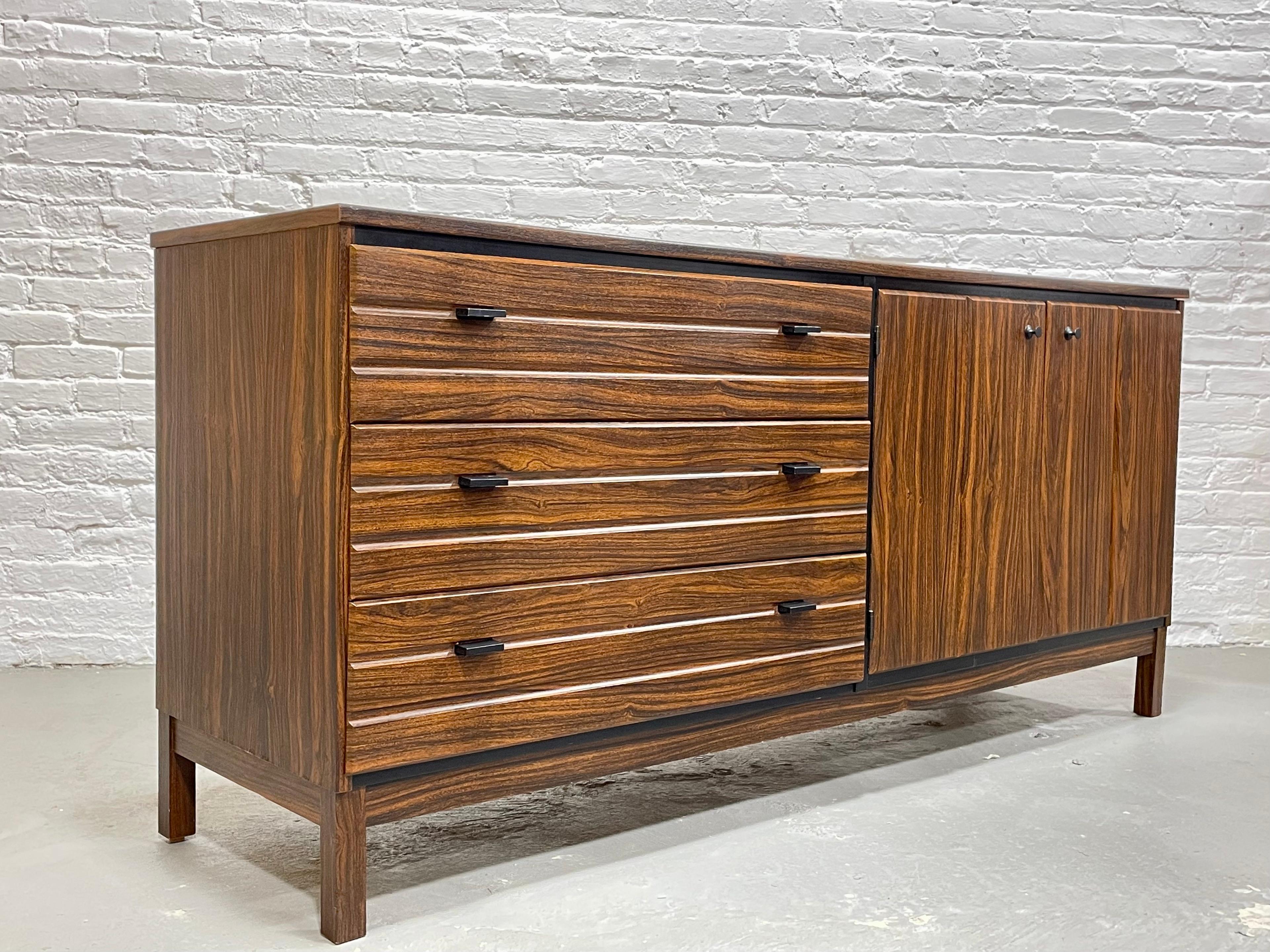 Mid Century Modern Long DRESSER / CREDENZA American of Martinsville, c. 1960's For Sale 1