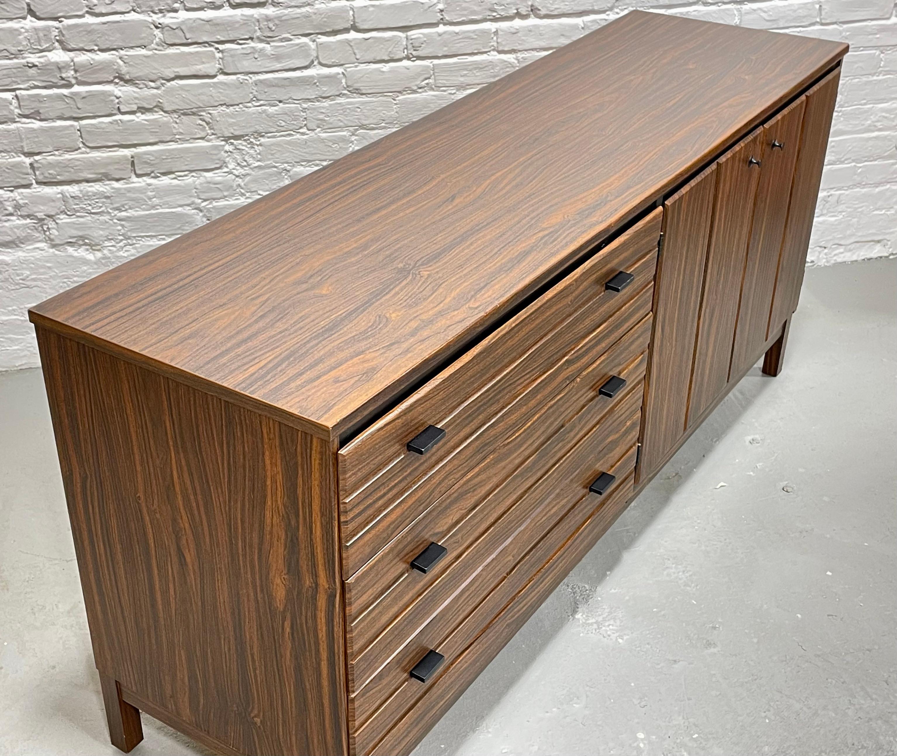 Mid Century Modern Long DRESSER / CREDENZA American of Martinsville, c. 1960's For Sale 3