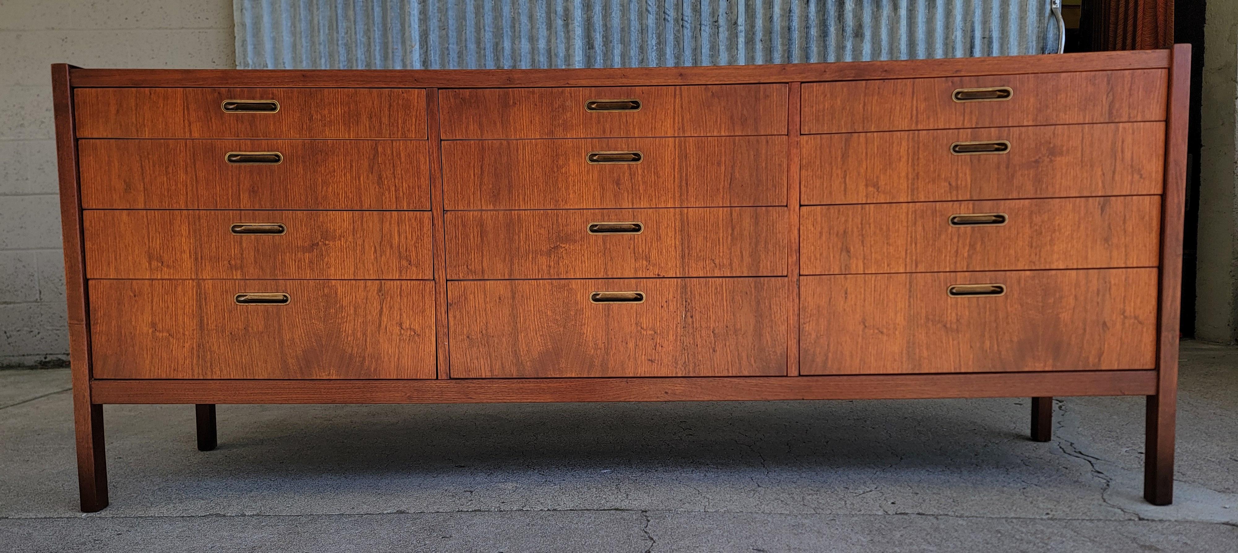 Mid-Century Modern Long Low Dresser 12 Drawers For Sale 7