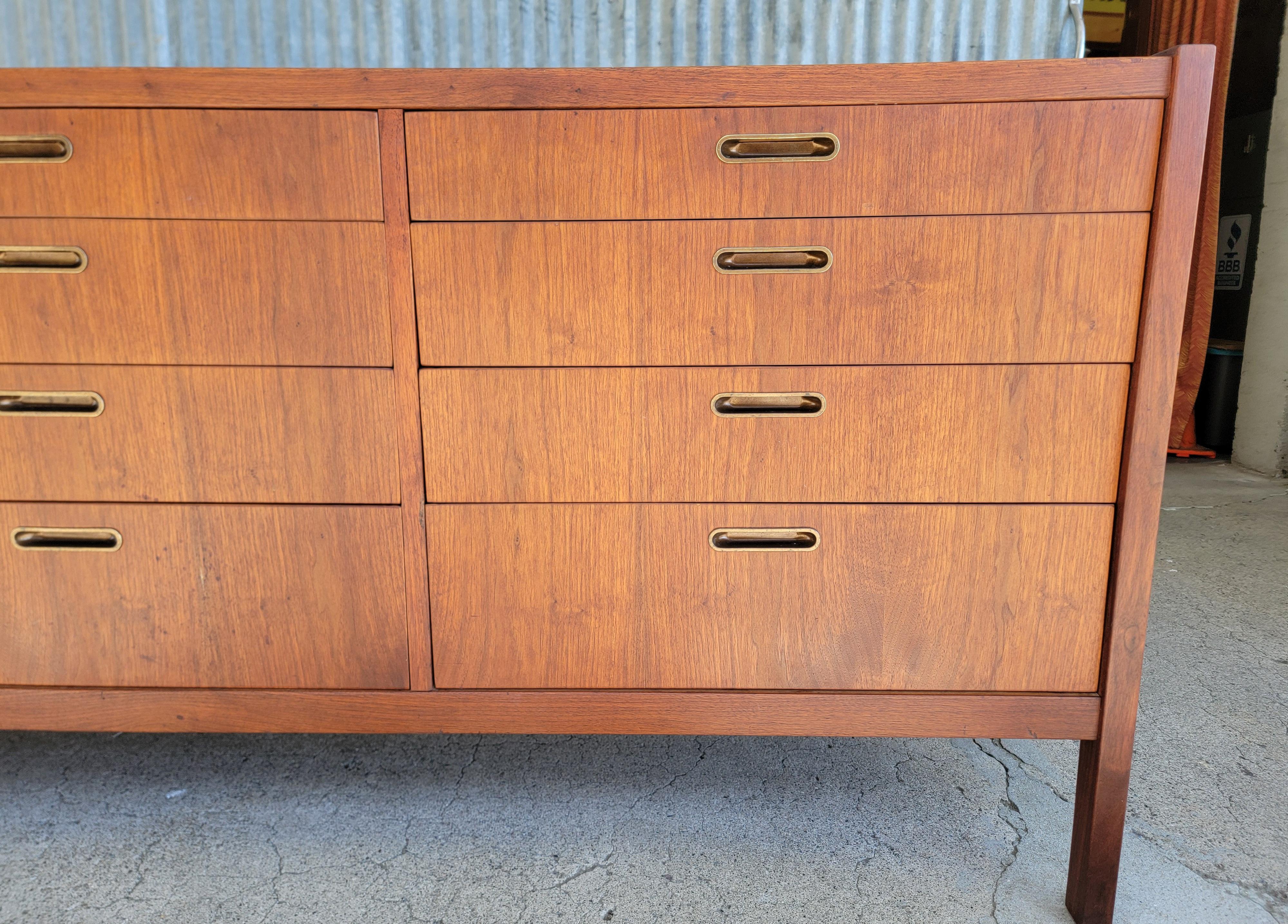 Mid-Century Modern Long Low Dresser 12 Drawers In Good Condition For Sale In Fulton, CA