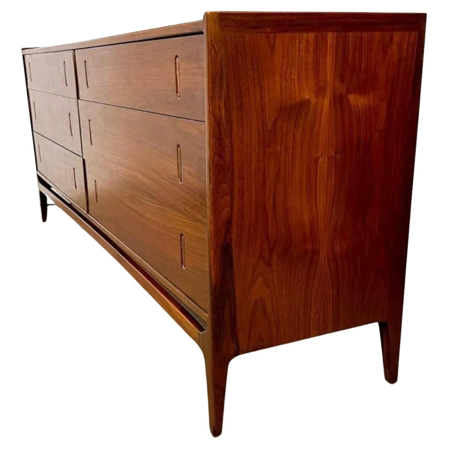 Mid Century Modern long low Walnut 6 Drawer Dresser designed by Richard Thompson for Glenn of California. Walnut case with flush pop out rosewood pulls. Drawers slide smoothly. Structurally solid. Good vintage condition. Made in USA Circa 1960.