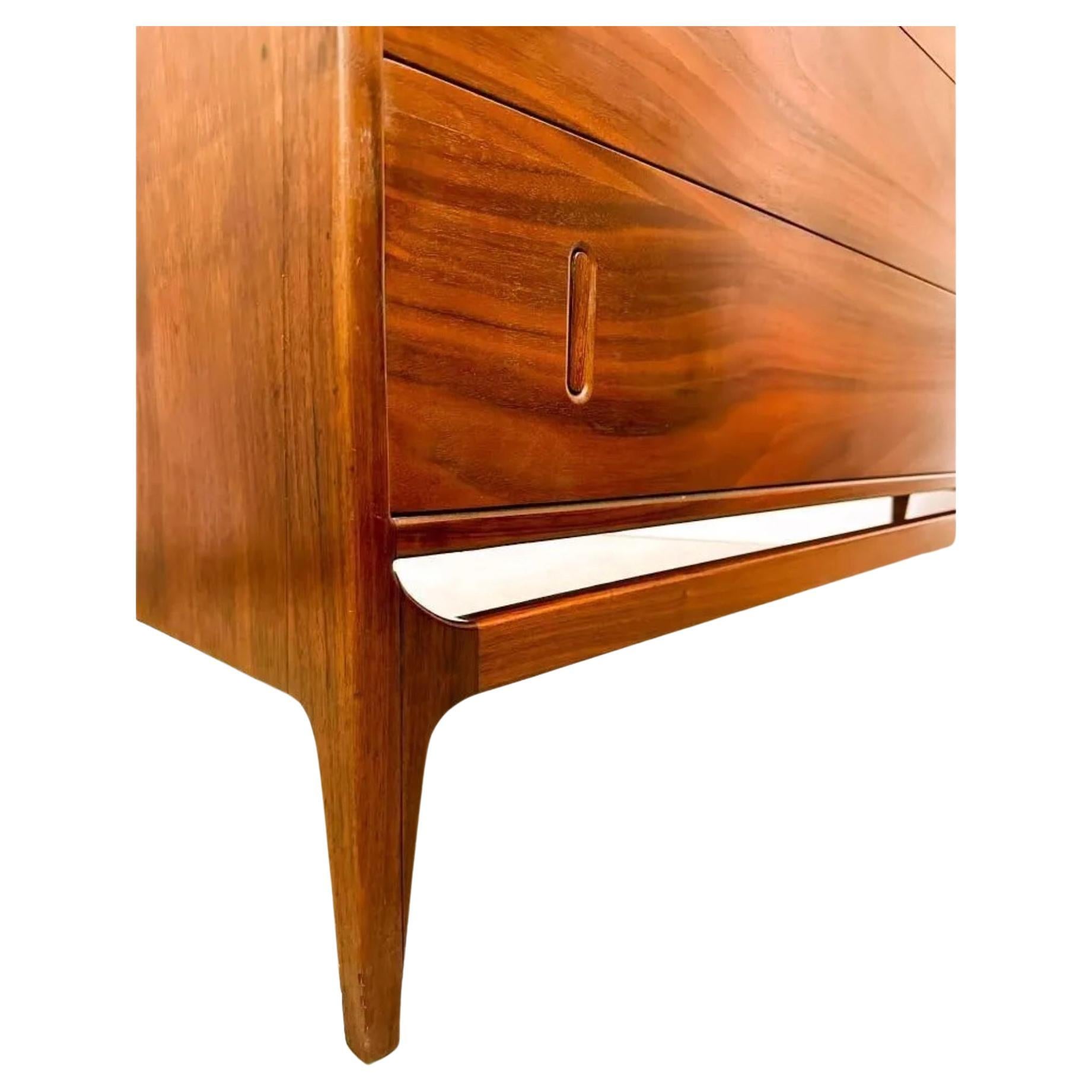 Américain Commode à 6 tiroirs en noyer, longue et basse, de style The Moderns, conçue par Richard Thompson. en vente