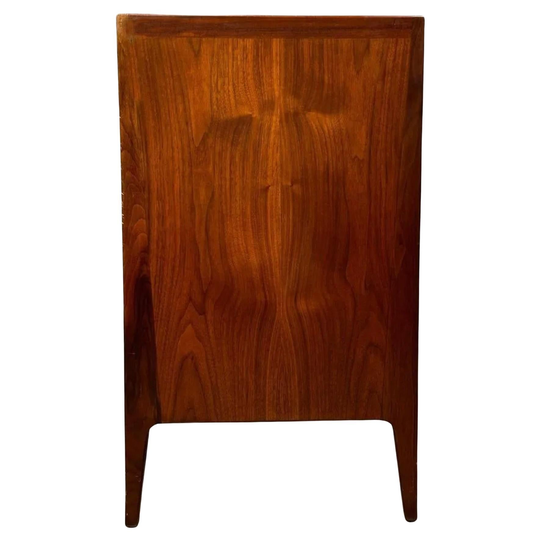 Woodwork Mid Century Modern long low Walnut 6 Drawer Dresser designed by Richard Thompson For Sale