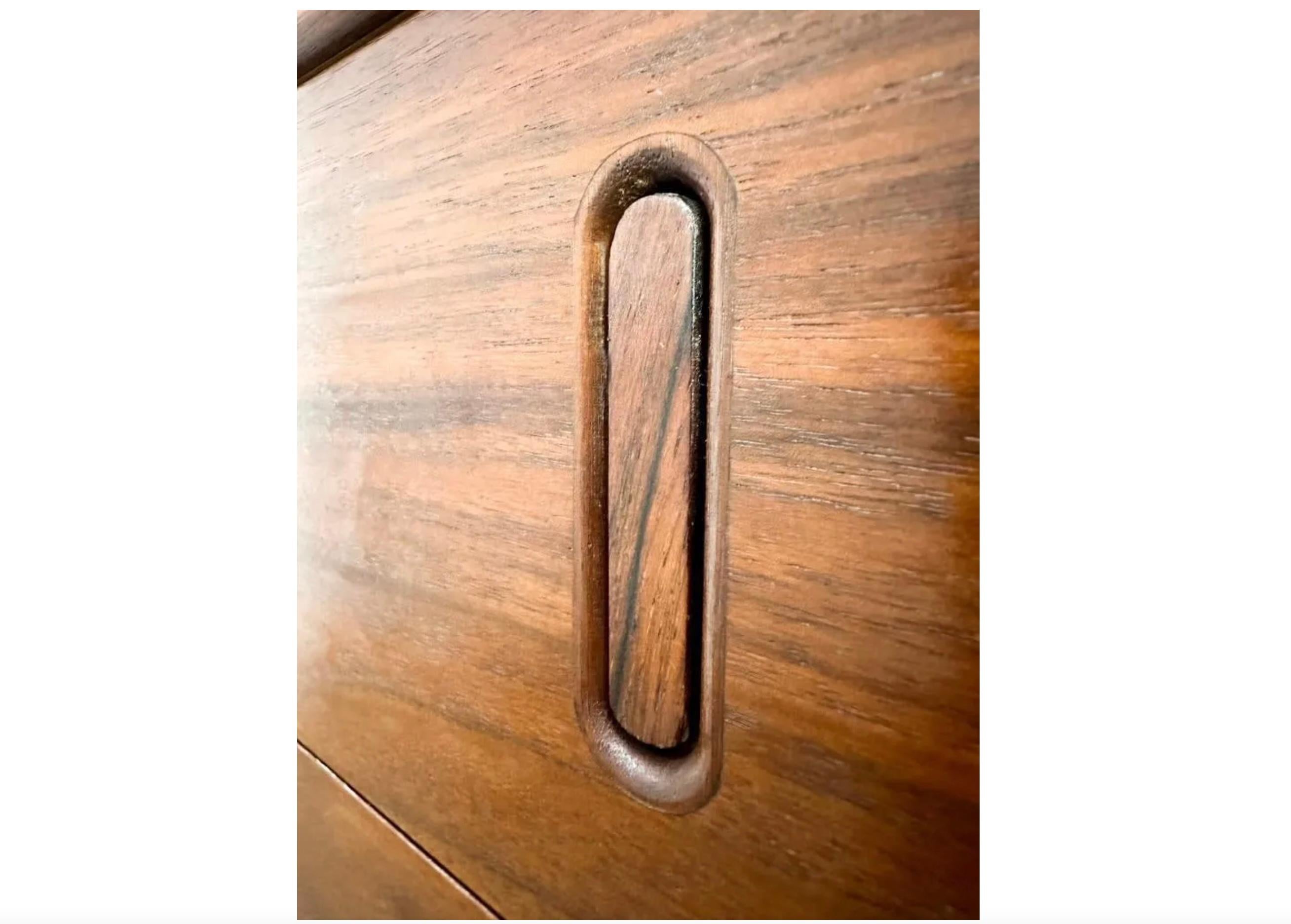 Commode à 6 tiroirs en noyer, longue et basse, de style The Moderns, conçue par Richard Thompson. Bon état - En vente à BROOKLYN, NY