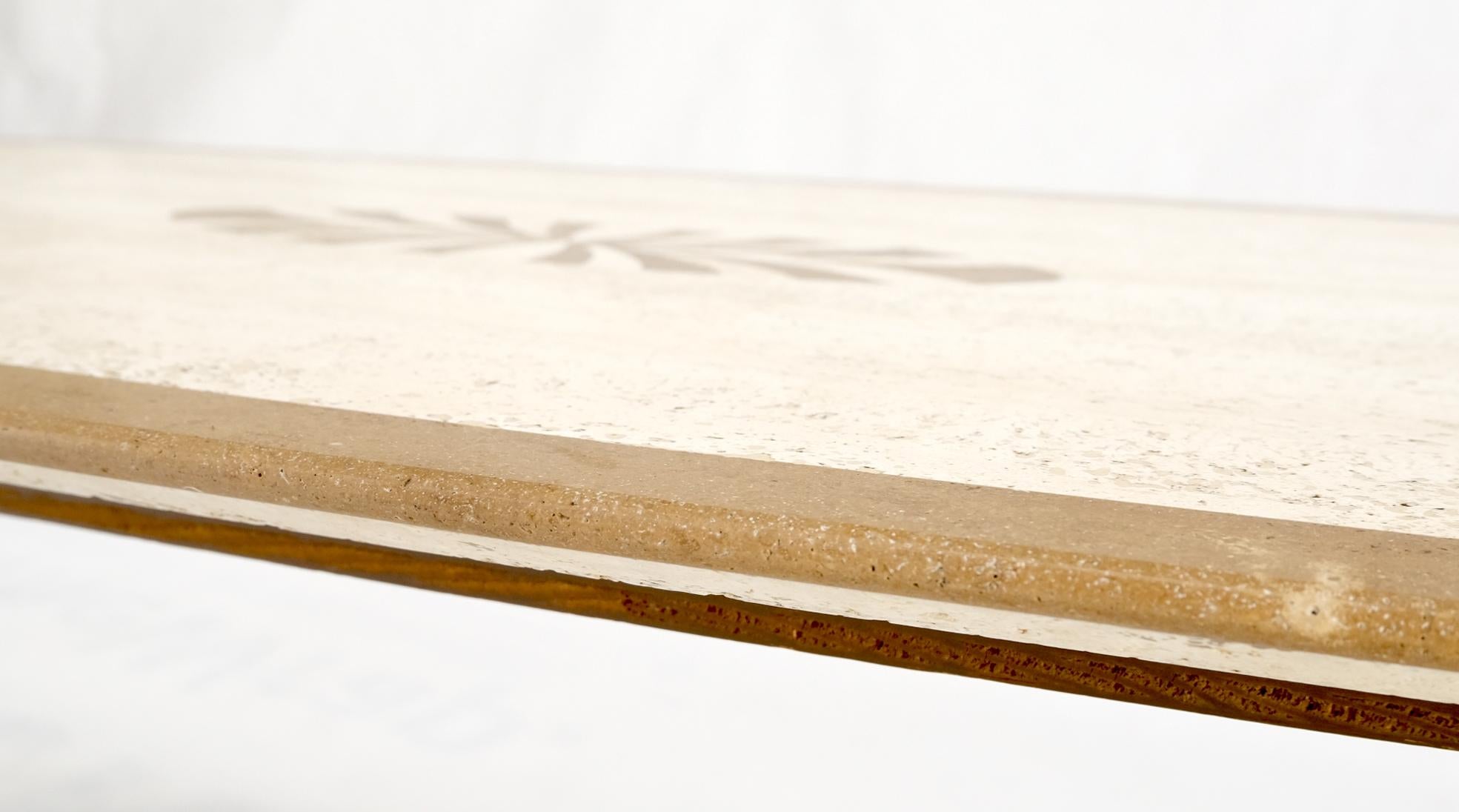 Longue table basse ovale moderne du milieu du siècle dernier en travertin incrusté avec base en laiton MINT ! en vente 1