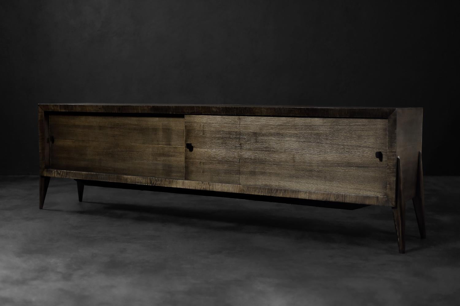 Langes skandinavisches Sideboard aus Eschenholz mit matten Metallgriffen, Mid-Century Modern im Angebot 4