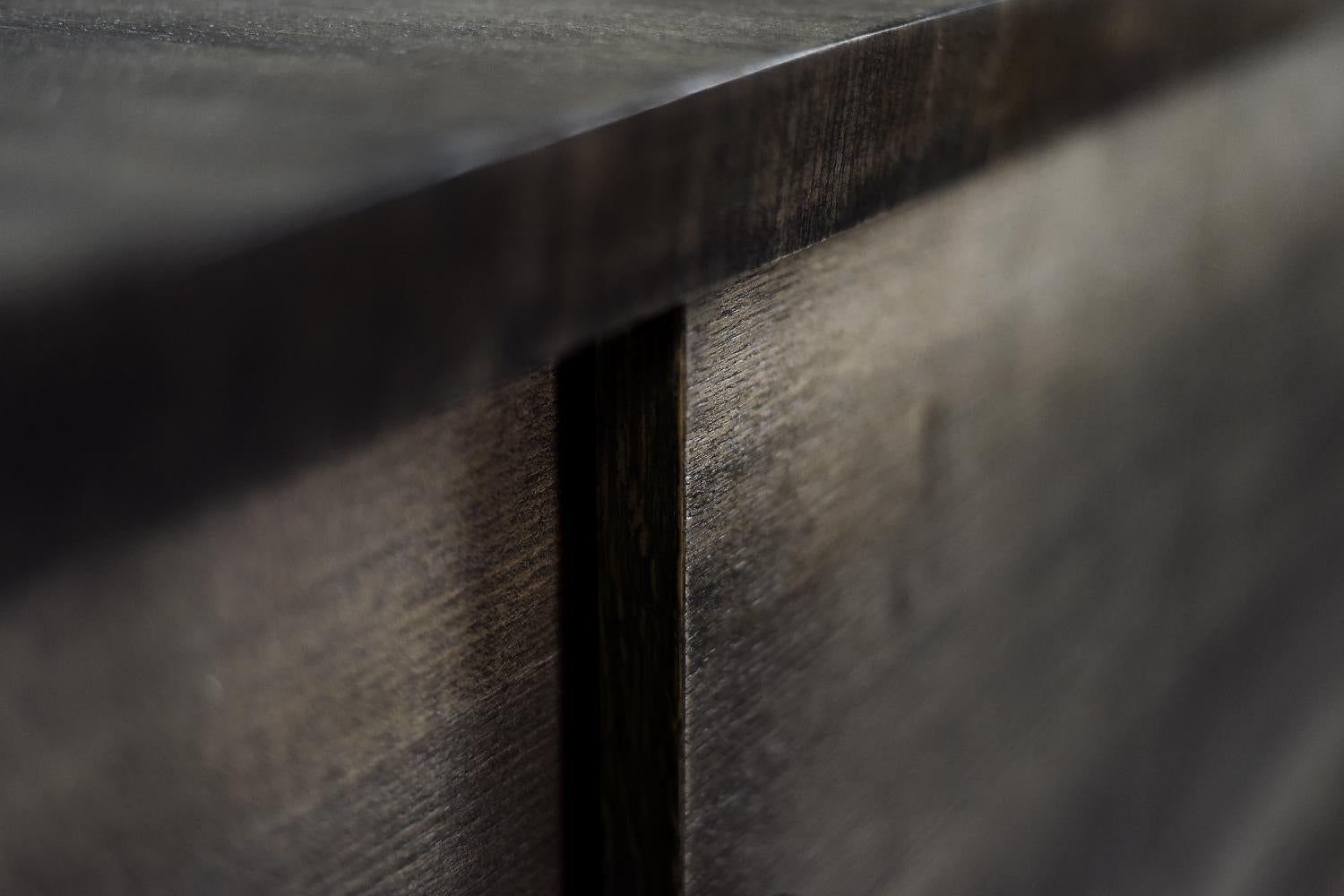 Langes skandinavisches Sideboard aus Eschenholz mit matten Metallgriffen, Mid-Century Modern im Angebot 11