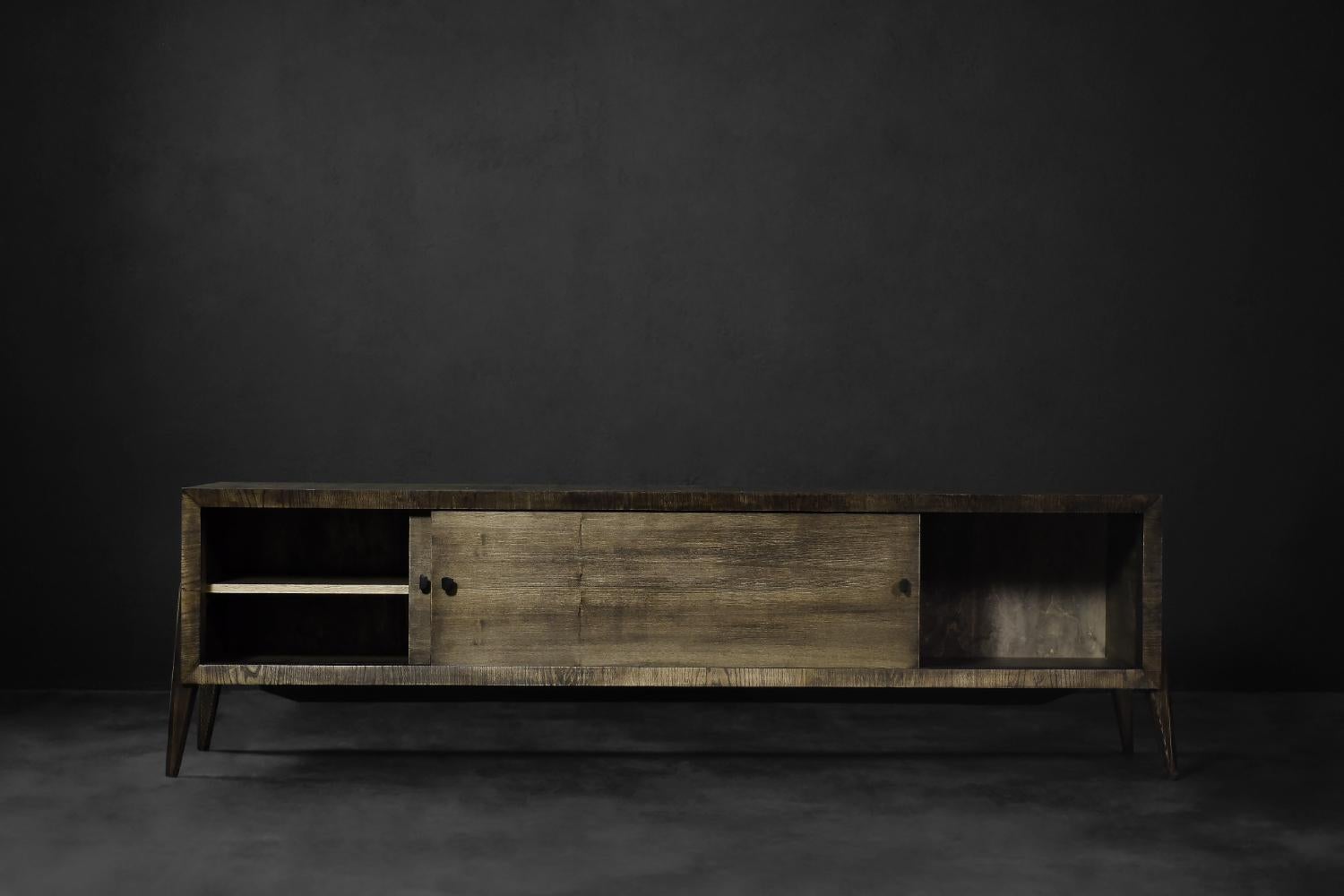 Langes skandinavisches Sideboard aus Eschenholz mit matten Metallgriffen, Mid-Century Modern im Zustand „Gut“ im Angebot in Warszawa, Mazowieckie