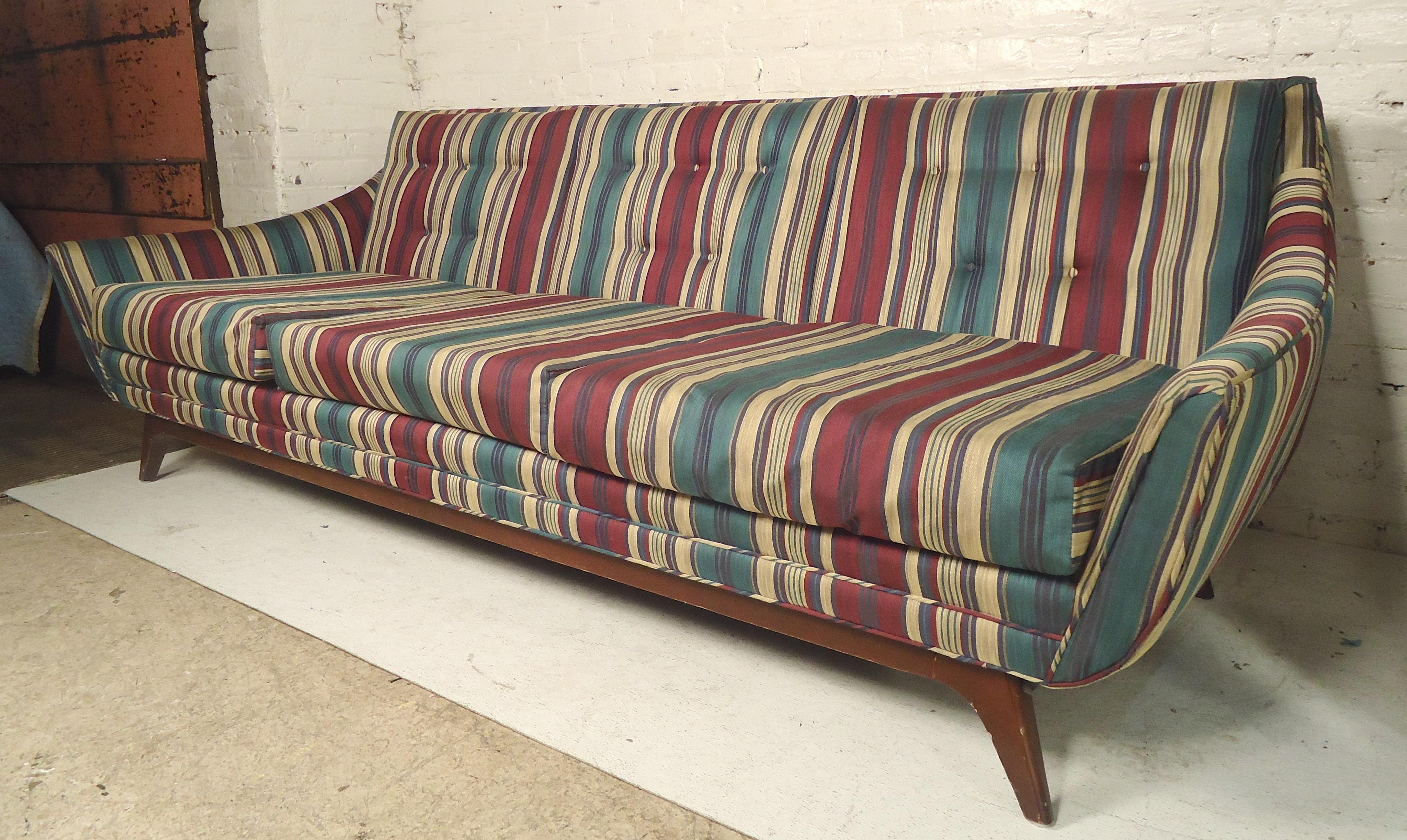 Three-seat sofa with wood legs and rounded sides. Tufted back with clean fabric.

(Please confirm item location - NY or NJ - with dealer).
   