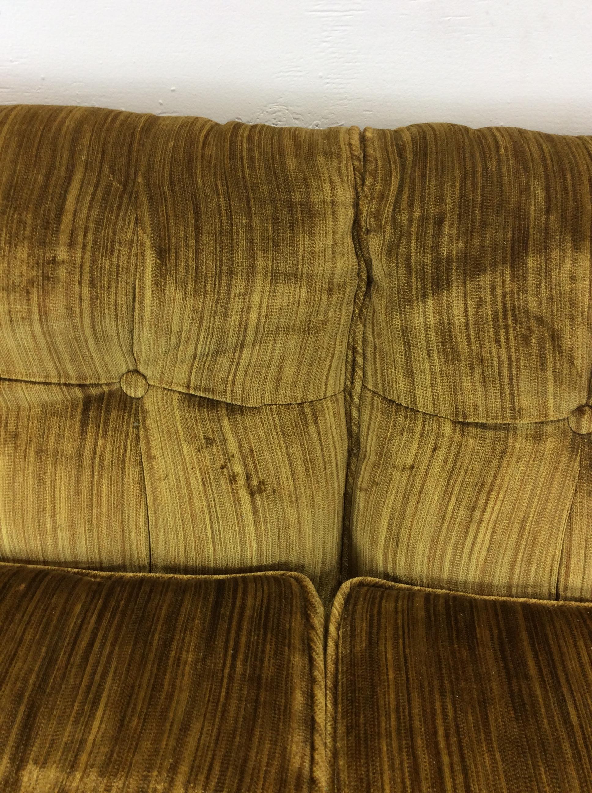 Mid Century Modern Long Sofa with Green Tufted Upholstery For Sale 4