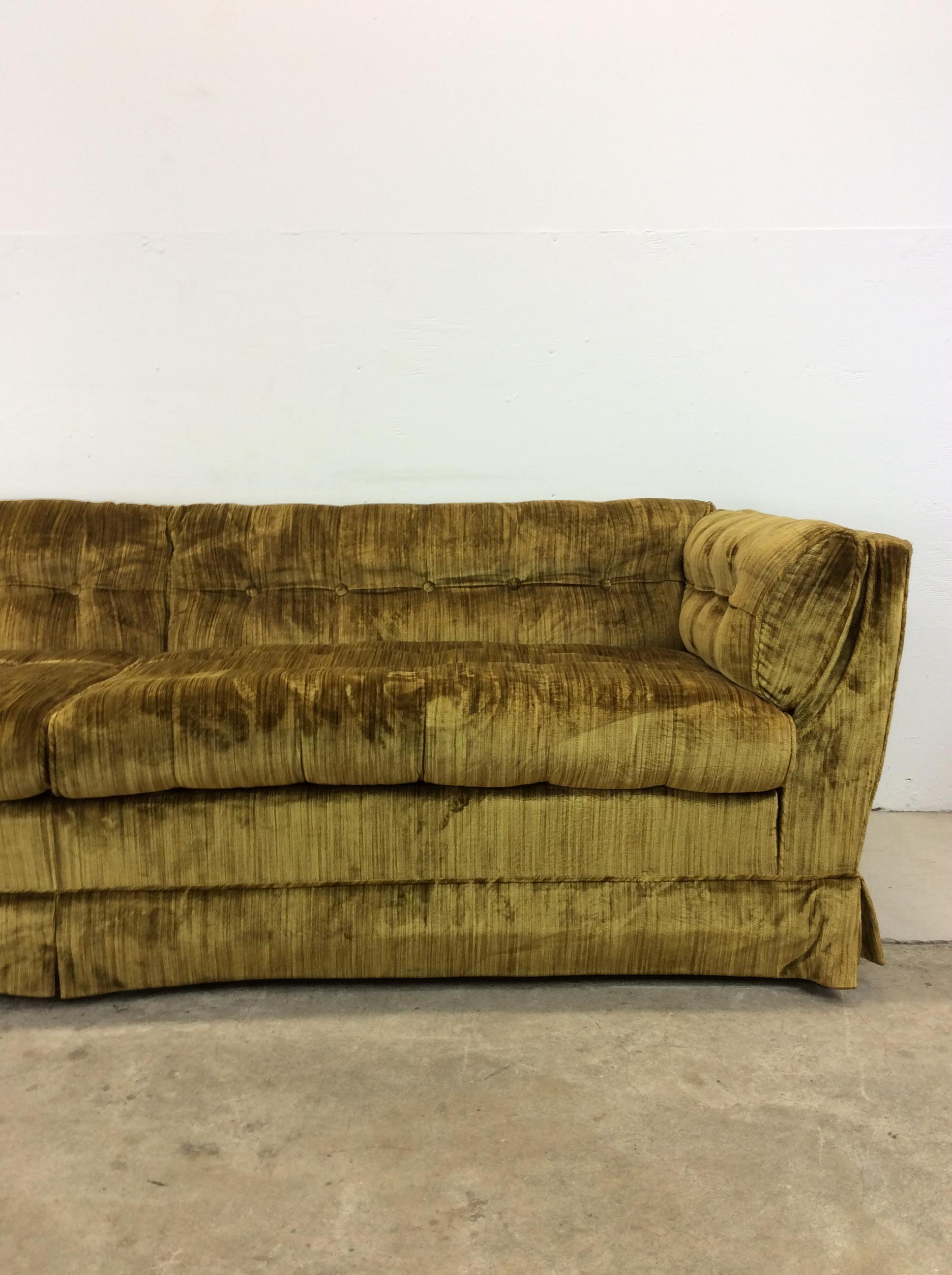 Mid Century Modern Long Sofa with Green Tufted Upholstery In Good Condition For Sale In Freehold, NJ