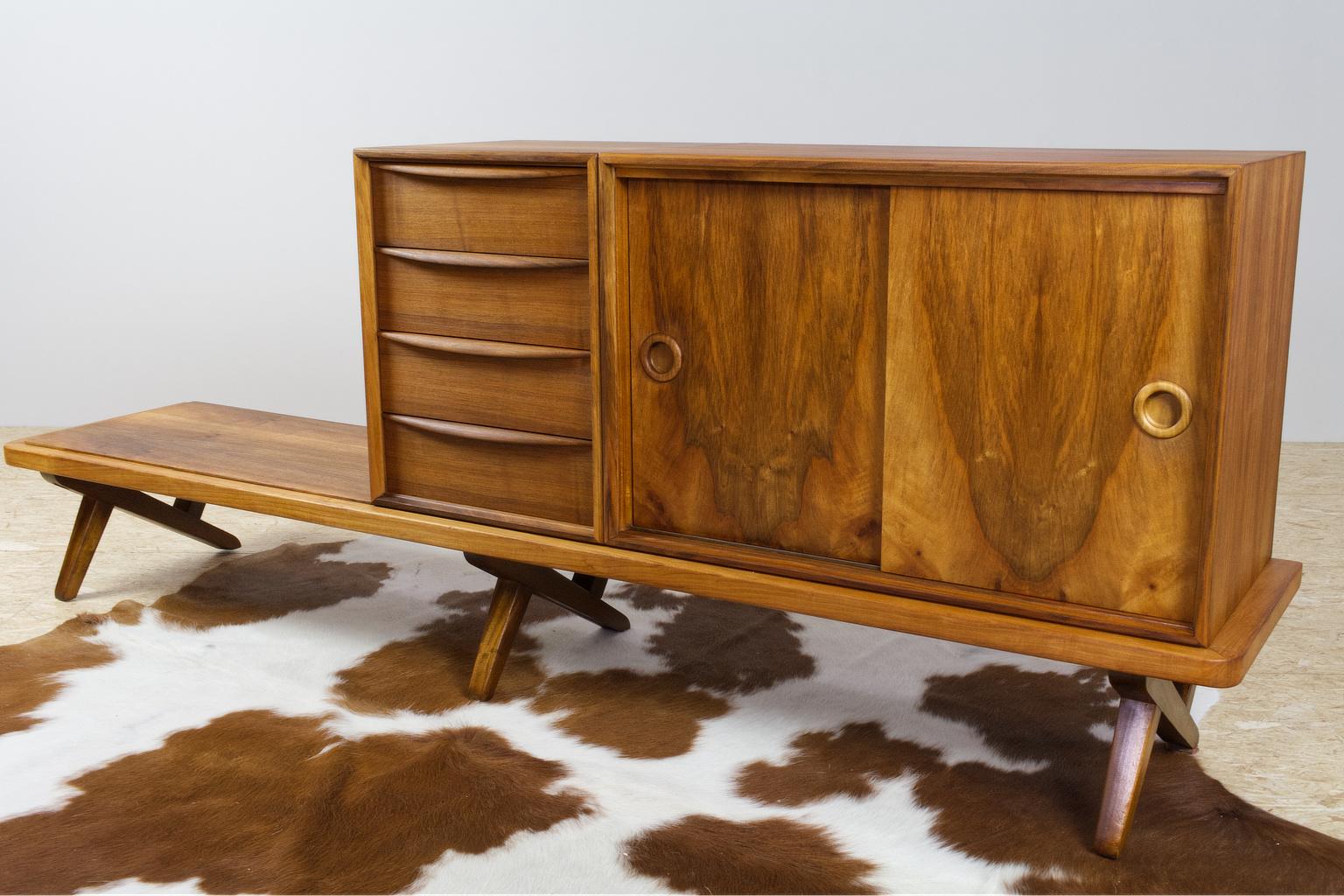 Elegant and well made Mid-Century Modern credenza designed by Rudolf Glatzel for Dutch manufacturer Fristho in 1956. This long and striking item is executed in a beautiful walnut (veneered) wood. The side board is composed of a storage compartment